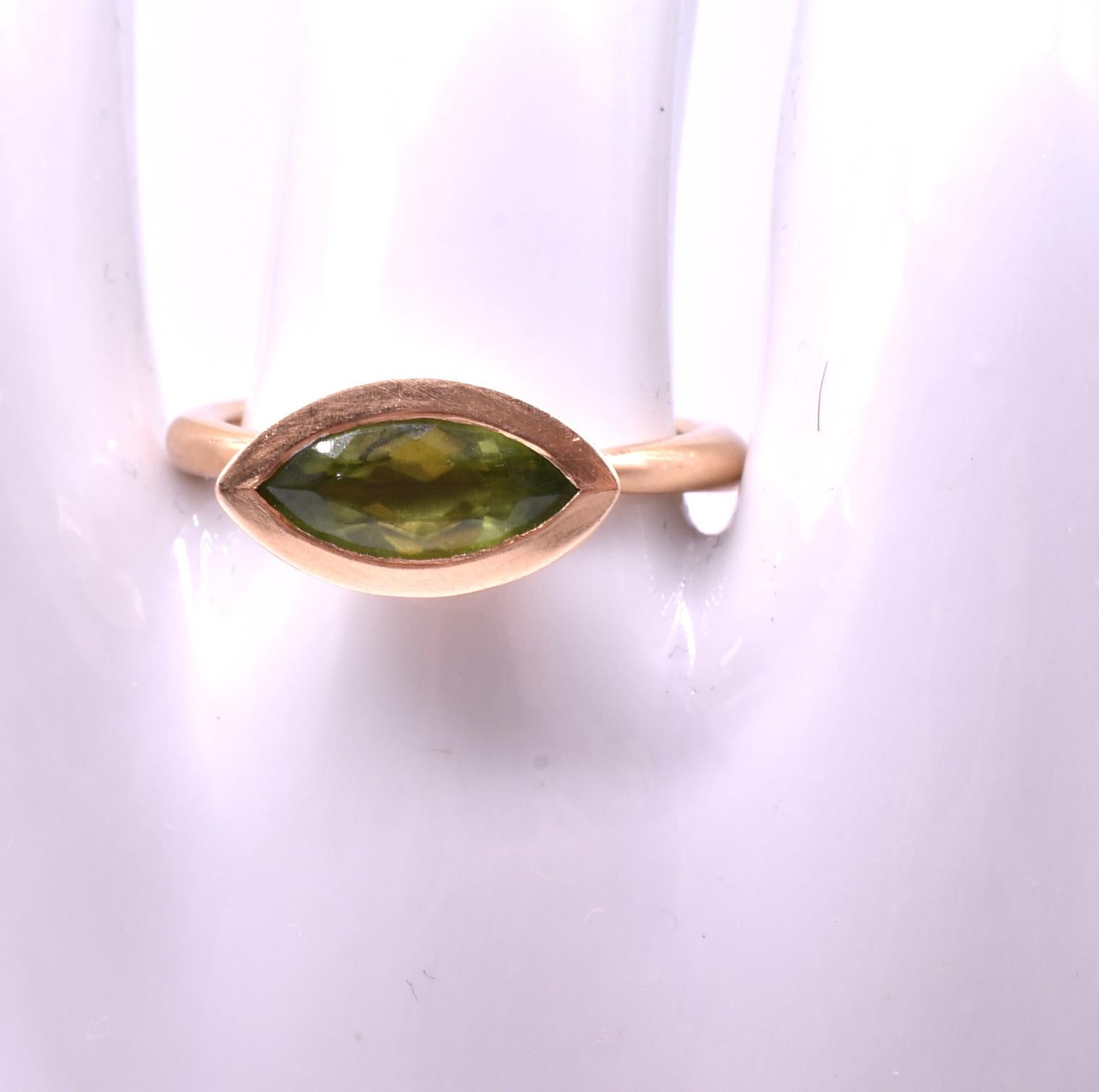 Antique 18 Karat Gold and Peridot Lens Shaped Ring, c.1920 1