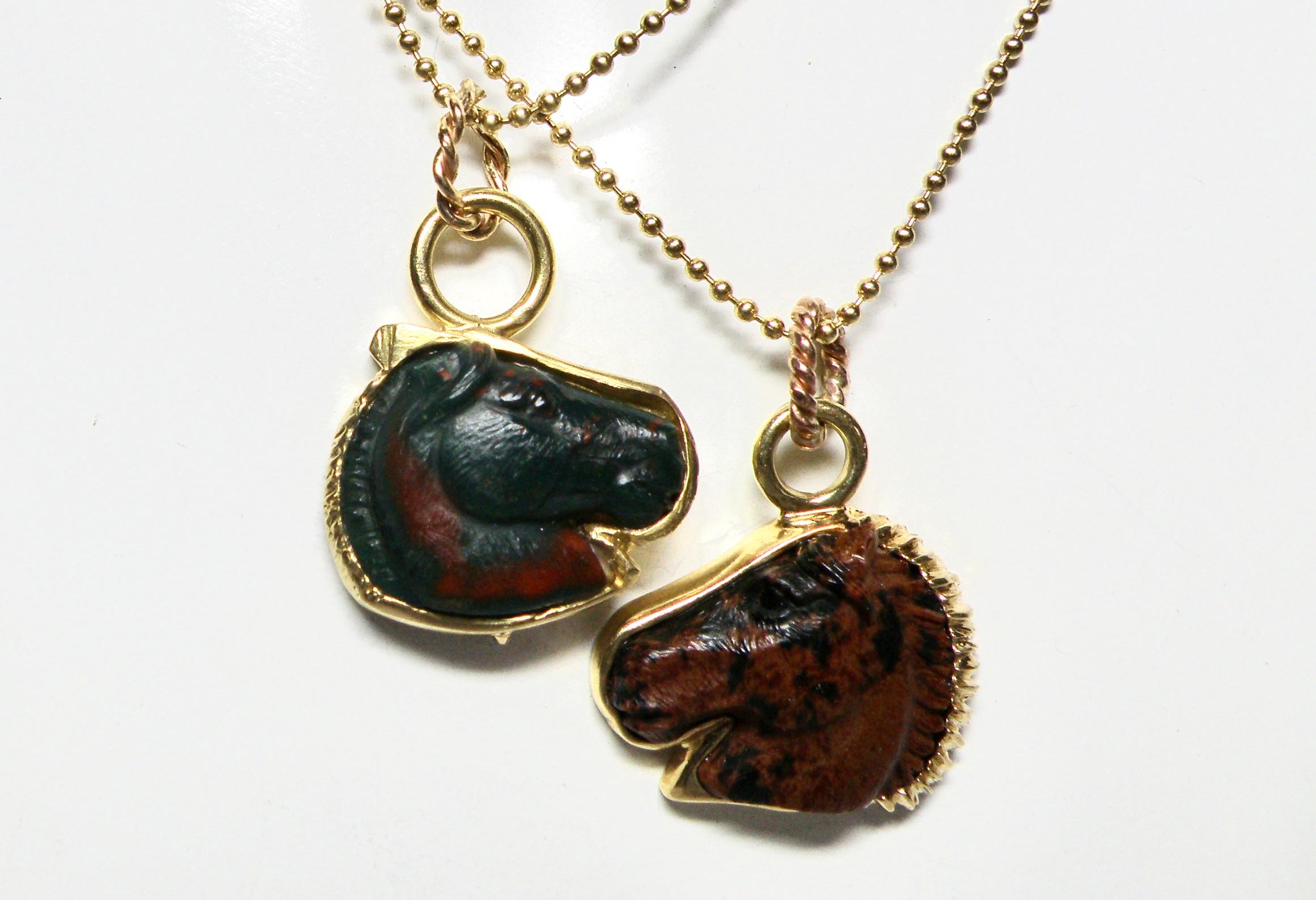 Ciondolo a forma di testa di cavallo Petit Jasper in oro 18 carati con catena In condizioni Nuovo in vendita a Cohasset, MA