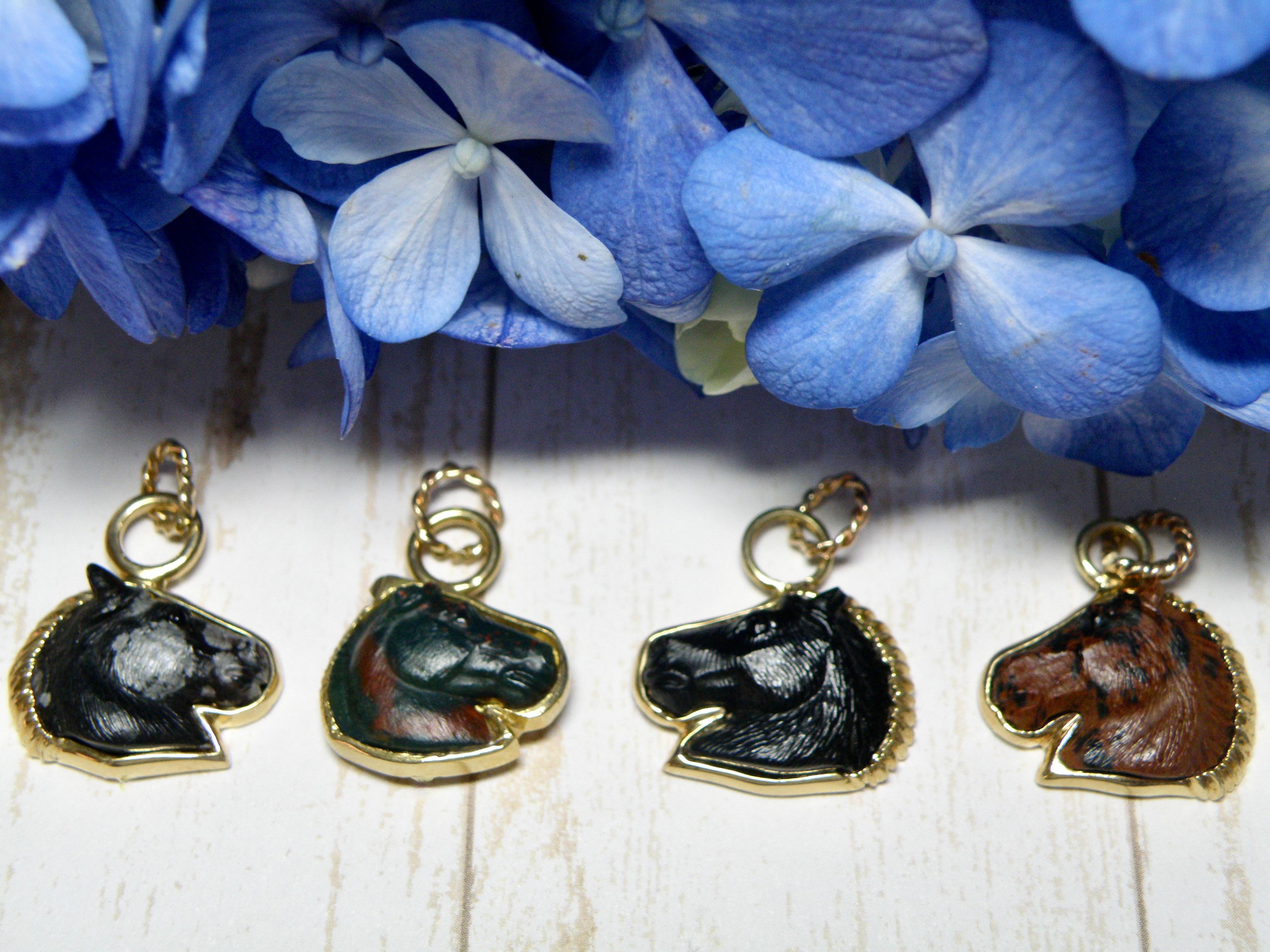 da uomo o donna Ciondolo a forma di testa di cavallo Petit Jasper in oro 18 carati con catena in vendita