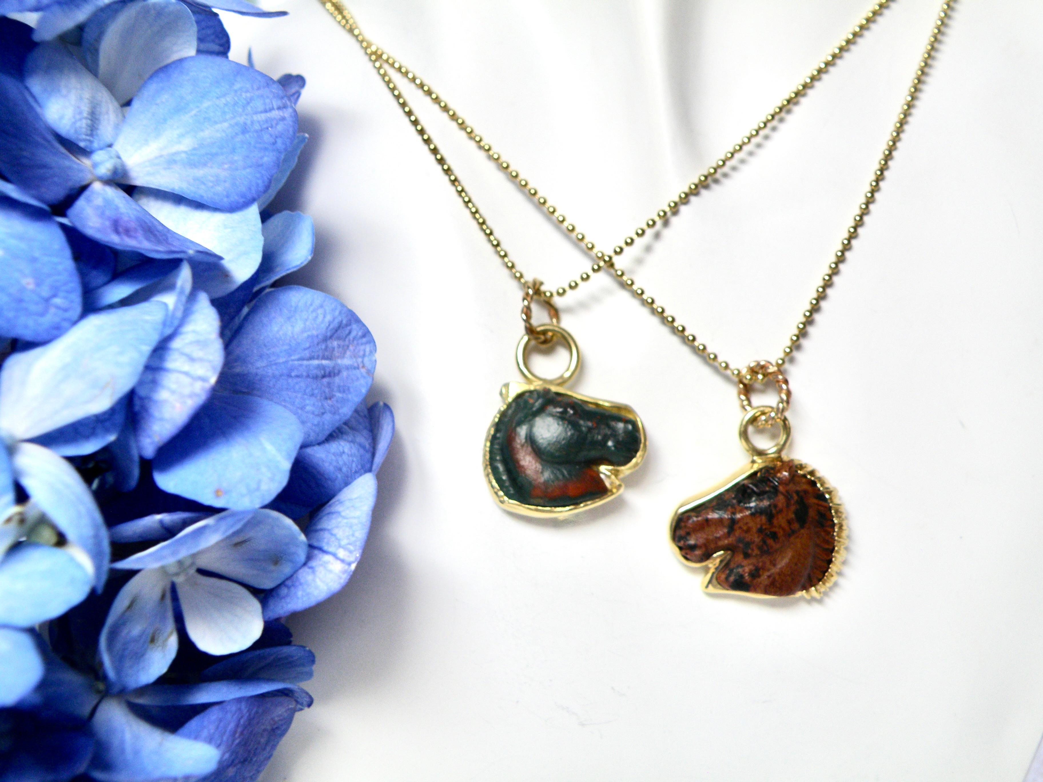 Tête de cheval en or 18k Petit Mahogany Obsidian avec chaîne Unisexe en vente