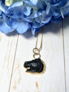 18k,  pendant Petit carved onyx horse head with chain