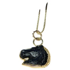 Petit pendentif tête de cheval en onyx 18 carats avec chaîne