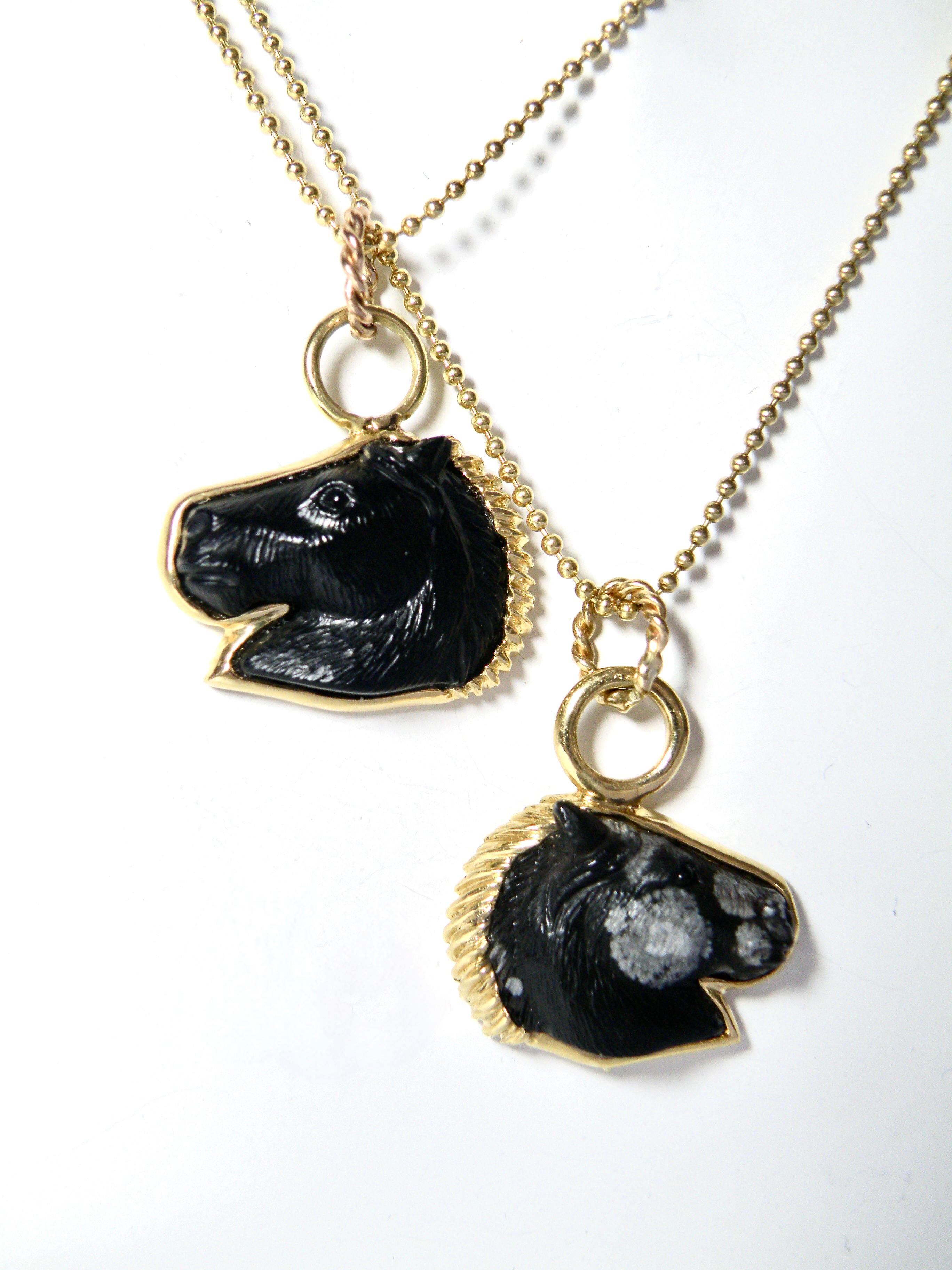 Ciondolo a forma di testa di cavallo in ossidiana Petit snowflake in oro 18k con catena in vendita 2