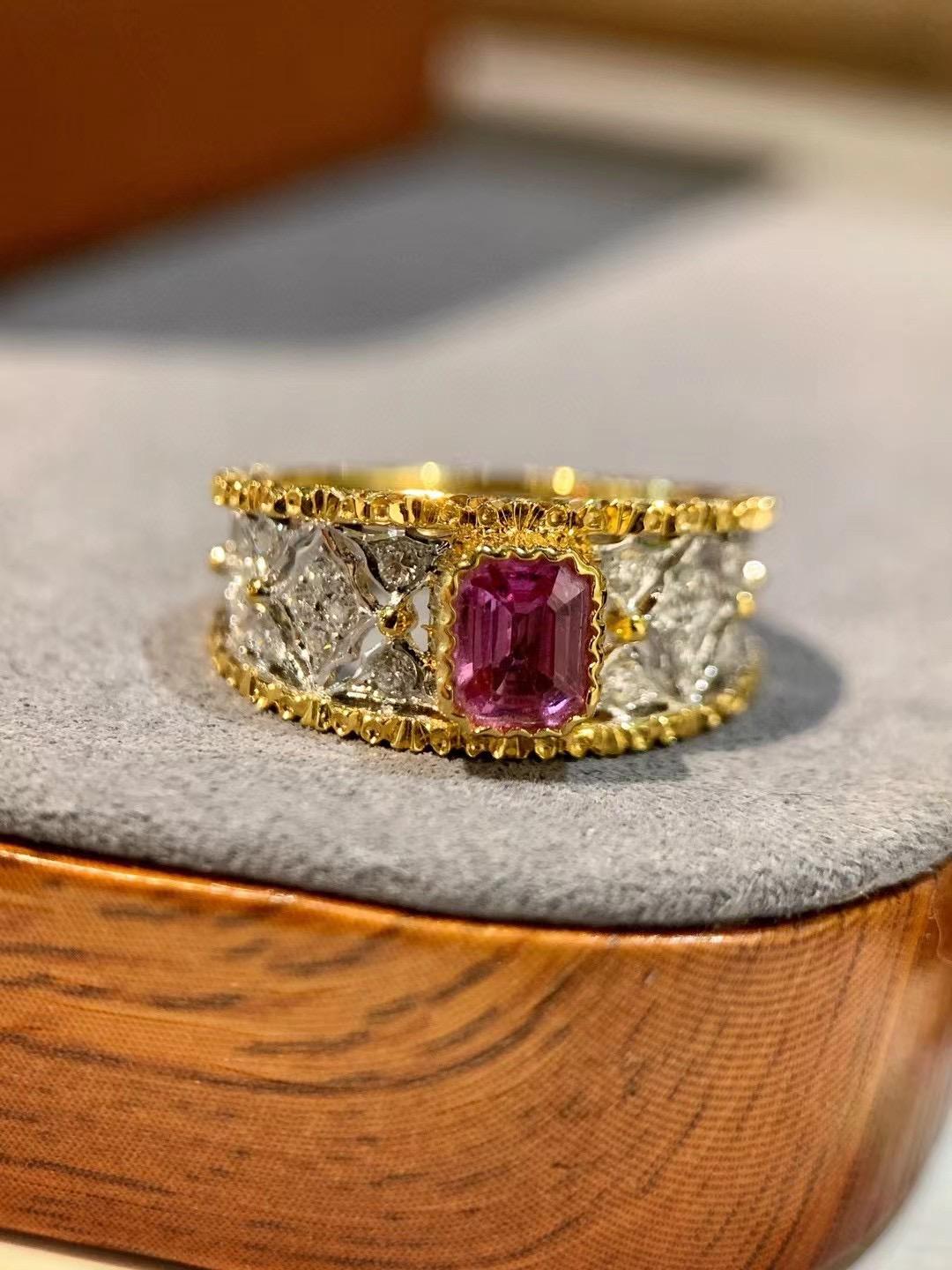 Anello a laccio con zaffiro rosa e diamante in oro 18 carati

1 Zaffiro rosa - 0,72 CT
Diamanti 
Peso totale - 5,46 GM


