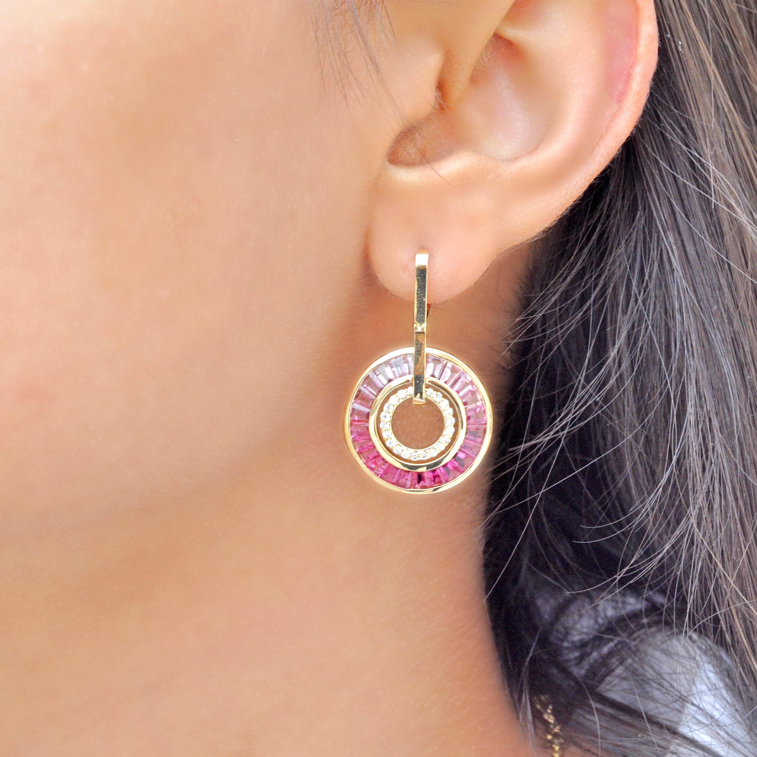 18k Gold rosa Turmalin Kegel Baguettes Diamant Kreis baumeln Art Deco inspirierte Ohrringe

Diese atemberaubenden Ohrringe aus 18 Karat Gold sind eine faszinierende Mischung aus Raffinesse und Anmut, bei der glänzende rosa Turmaline mit Diamanten im