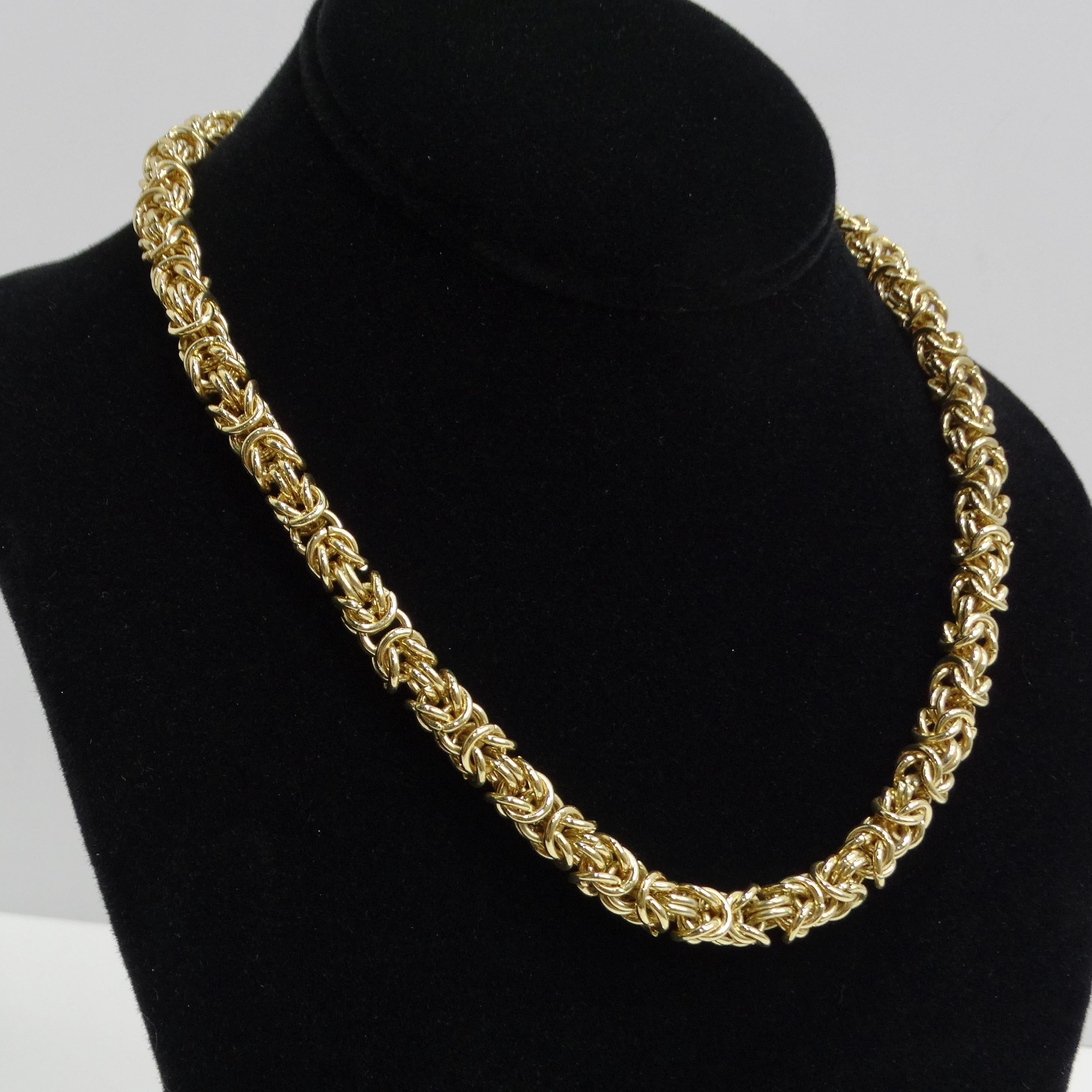 Le collier à chaîne byzantine des années 1980 plaqué or 18 carats est une pièce intemporelle et élégante qui incarne le style byzantin classique. Ce collier vintage présente des liens tissés complexes, créant un design étonnant et détaillé qui