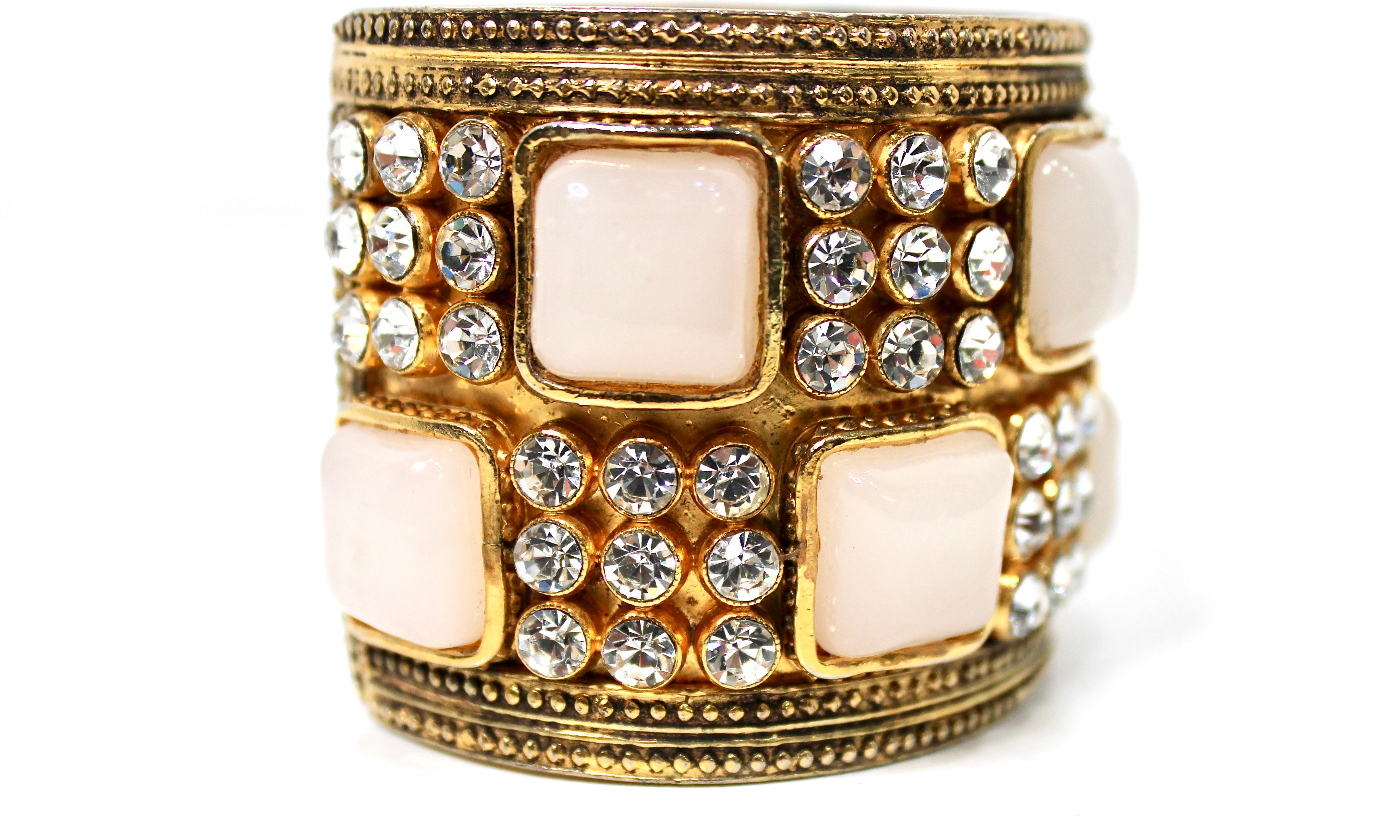 Chanel Pulsera de fantasía con piedras y cristales chapados en oro de 18k en venta 2