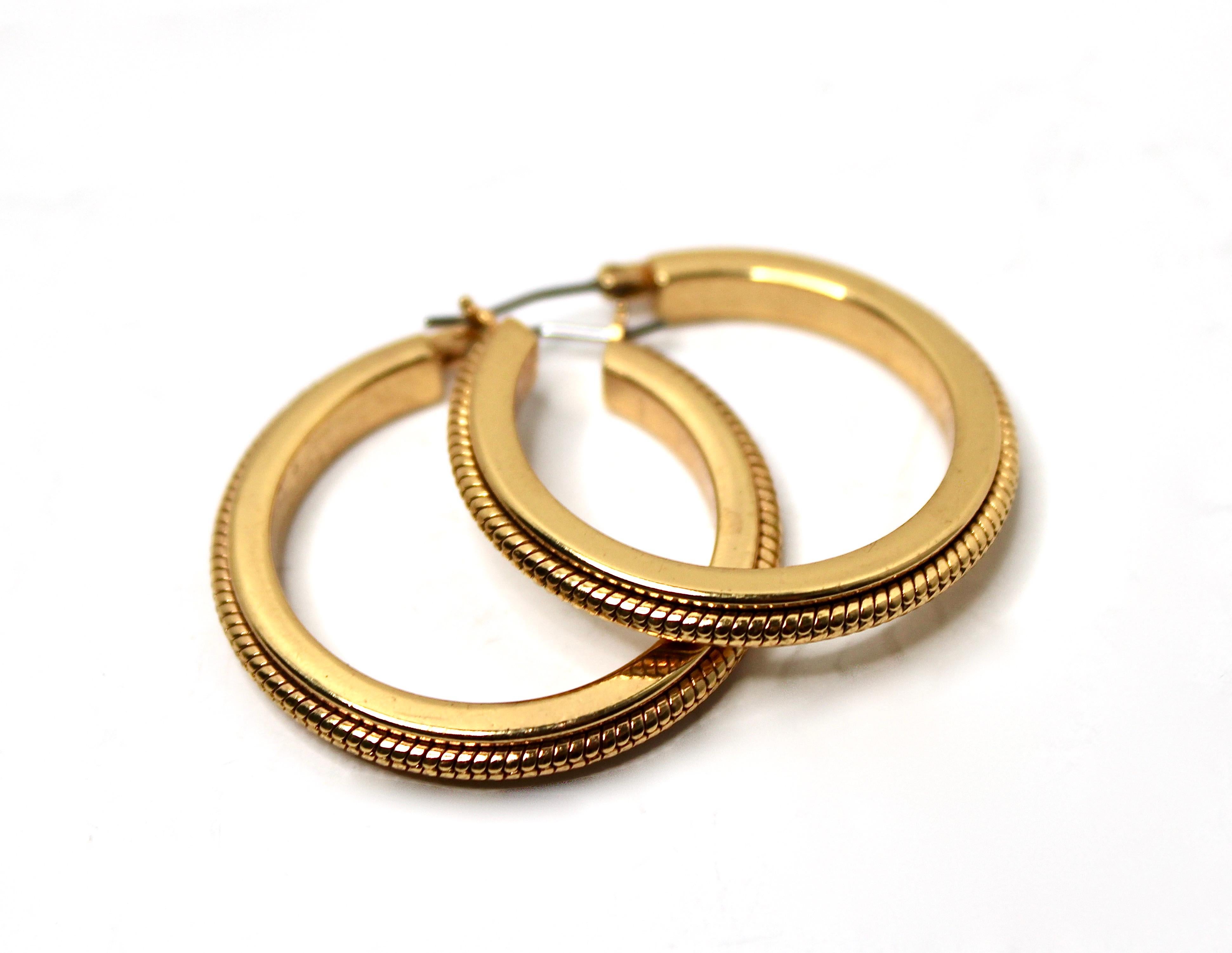 Orecchini a cerchio placcati in oro 18k, circa anni '70 in vendita 1