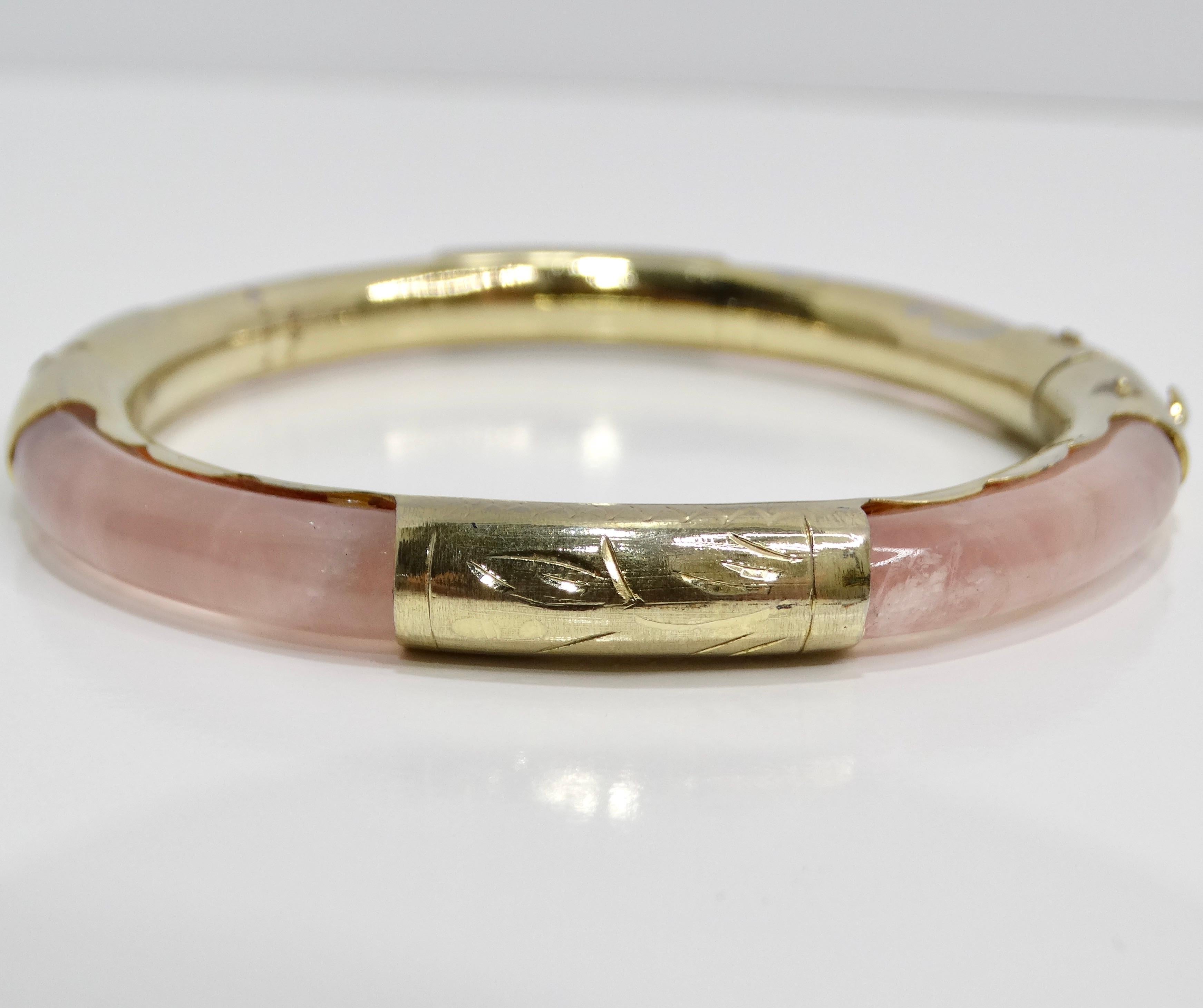 Voici le bracelet manchette en verre rose plaqué or 18 carats, une charmante pièce vintage des années 1960 qui respire l'élégance et la féminité. Ce ravissant bracelet manchette est orné d'un magnifique verre rose pâle, dont la teinte douce et