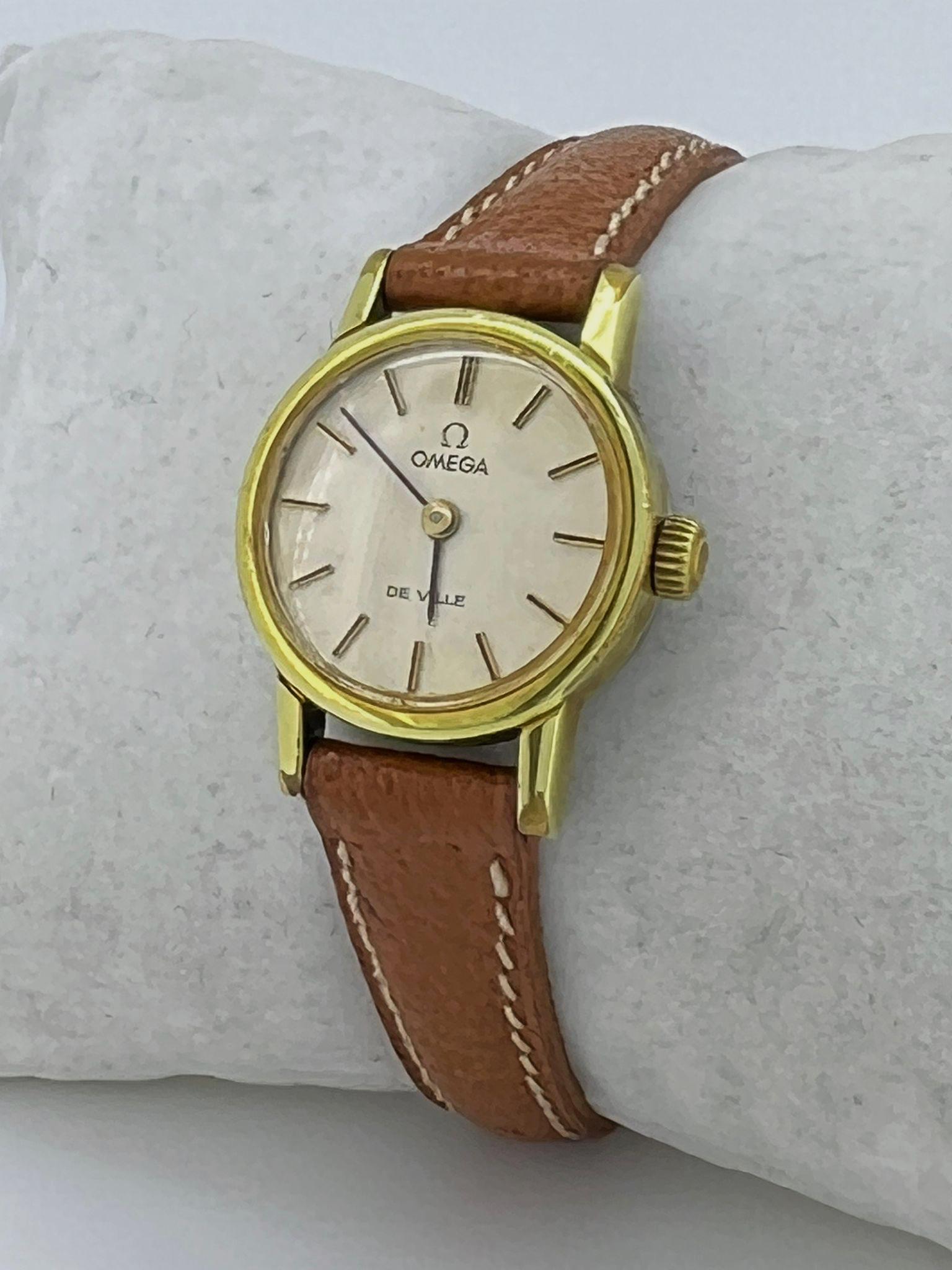 Von zeitlosem Design, 
diese anspruchsvolle Omega de Ville  
ist Vintage aus den 1960er Jahren, 
ist jedoch in gutem Zustand und in ausgezeichneter Funktionstüchtigkeit

Der Zeitmesser hat ein elegantes beigefarbenes Zifferblatt, 
geschmückt mit