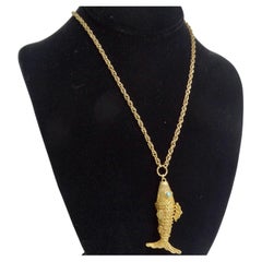 Collier de poisson nageur en argent plaqué or 18K Circa 1970