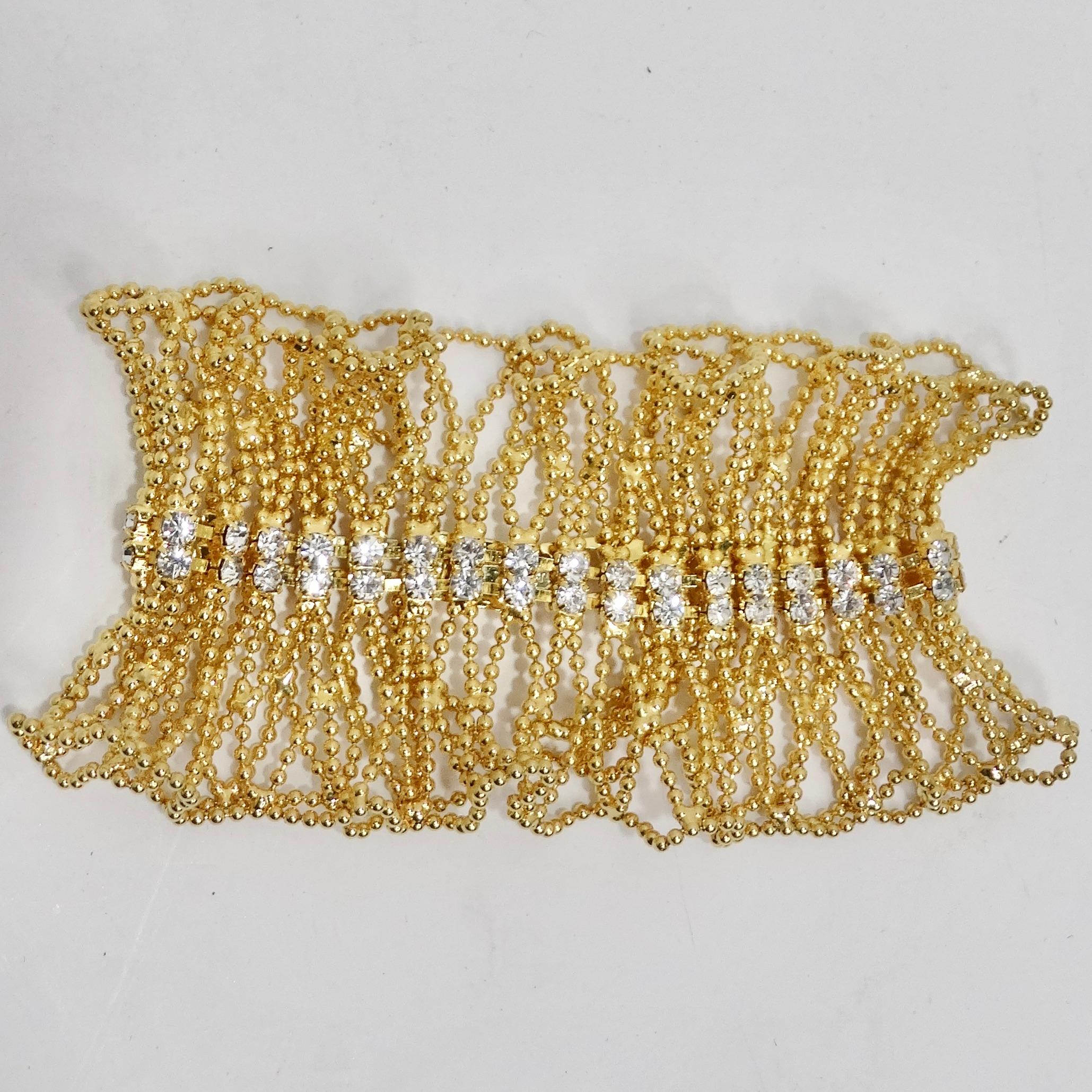 Erleben Sie die Anziehungskraft von Vintage-Glamour mit unserem exquisiten Armband in 18 Karat vergoldetem Swarovski Kristall. Dieses in den 1990er Jahren gefertigte Armband ist eine atemberaubende Verschmelzung von Weiblichkeit und Dramatik. Es