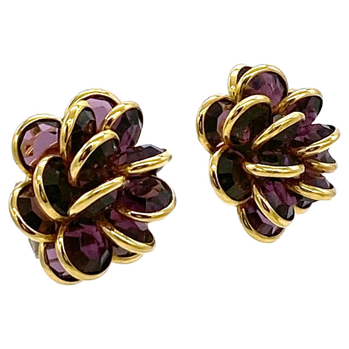 18 Karat vergoldete Swarovski lila Kristall-Cluster-Ohrringe (Rundschliff) im Angebot