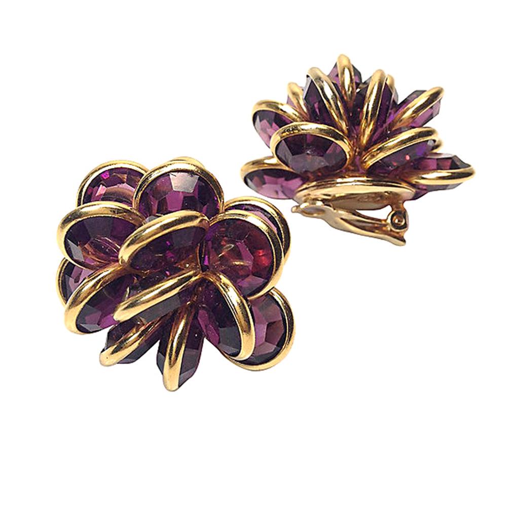 Dies ist ein Paar Swarovski Ohrringe in lilafarbenen Kristallclustern. Sie sind aus reichem 18-karätigem Gold gefertigt. Jedes Stück besteht aus fünfzehn 10 mm großen lila facettierten Kristallsteinen, die in einer Lünette gefasst sind und eine