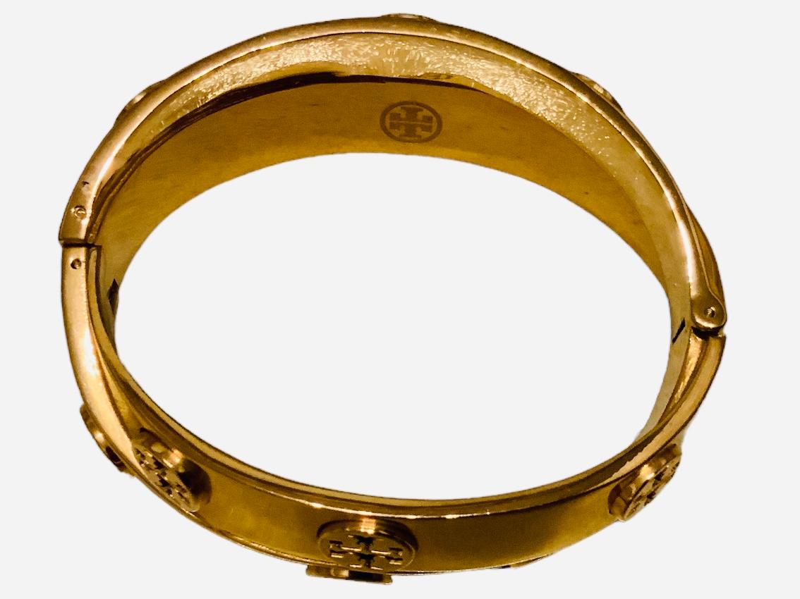 18K Gold Plated Tory Burch Hinged Bangle In Good Condition For Sale In Guaynabo, PR