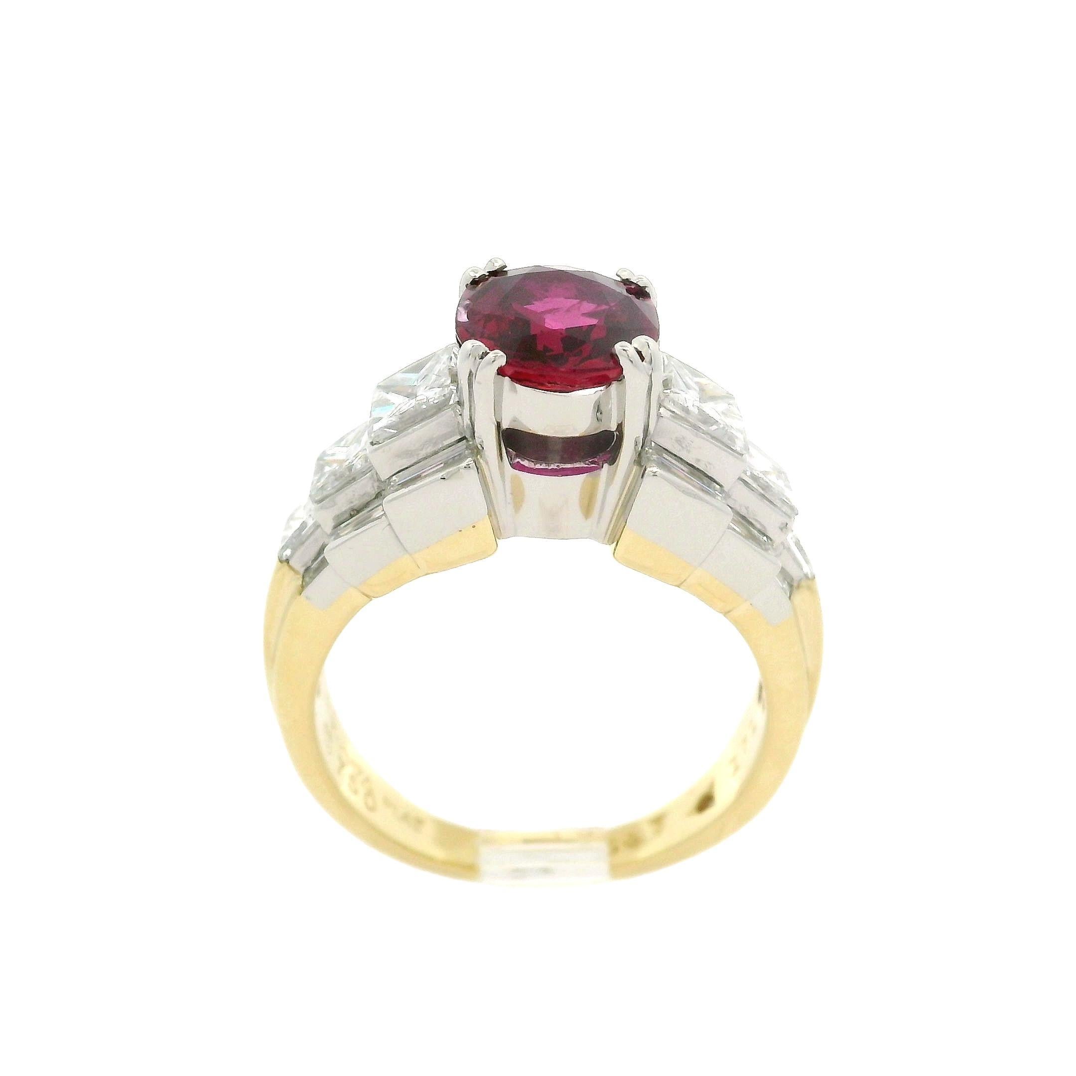 Anillo de oro de 18 quilates y platino AIGS de 2,74 quilates de rubíes y diamantes de lados graduados sin calor 10