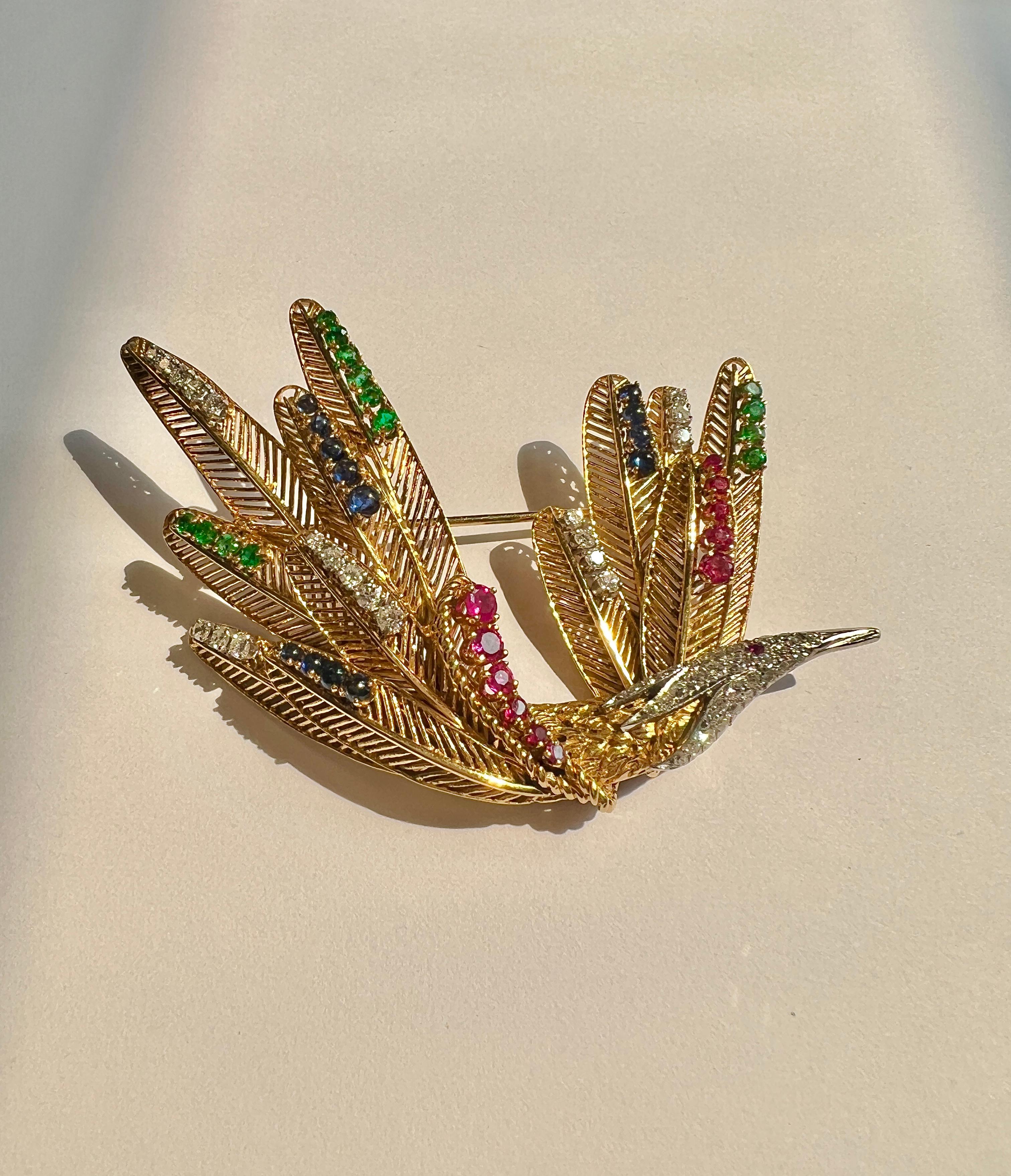 Vogelbrosche aus 18k Gold, Platin, farbigen Steinen und Diamanten

Einzelheiten:
18 Karat Gold, runde Rubine und Smaragde, runde Cabochon-Saphire, 56 runde Diamanten ap. 1,20 cts., Gewicht 38,2 Gramm.

In ausgezeichnetem Zustand