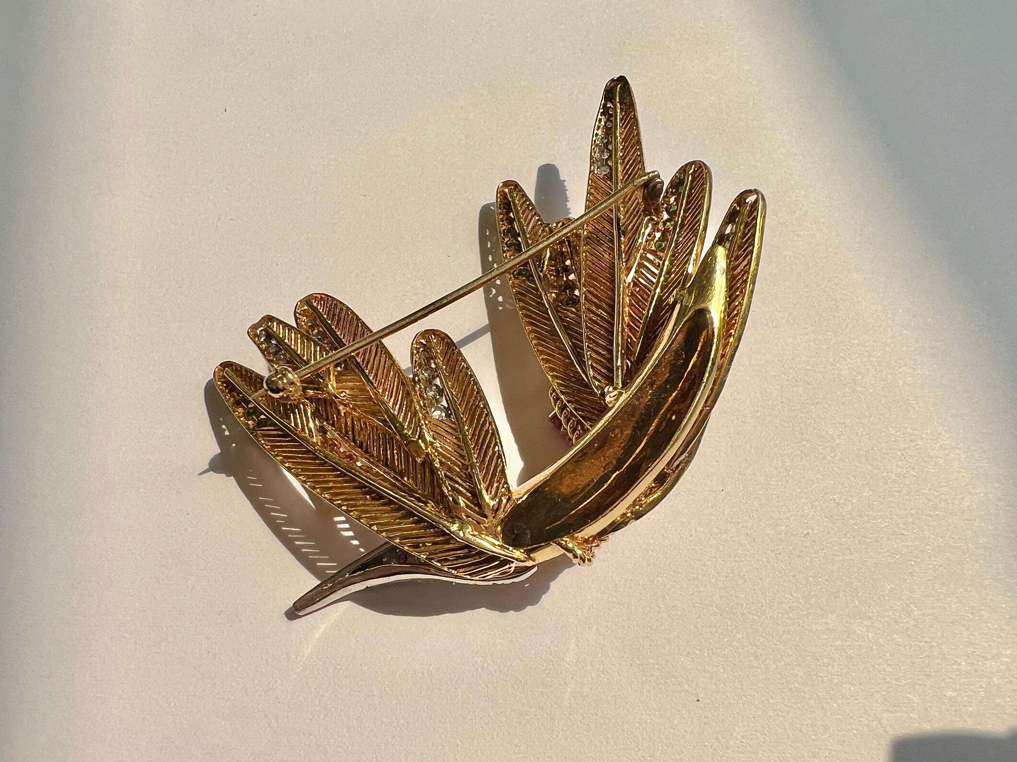 Vogelbrosche aus 18k Gold, Platin, farbigen Steinen und Diamanten (Rundschliff) im Angebot
