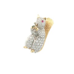 Broche en or 18 carats et platine représentant un écureuil tenant une noisette, entièrement sertie de diamants