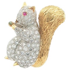 Broche en or 18 carats et platine représentant un écureuil tenant une noisette, entièrement sertie de diamants