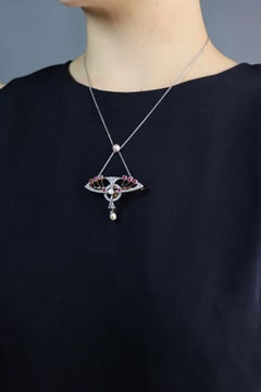 Collier broche en or 18K et platine avec diamants, rubis et perles