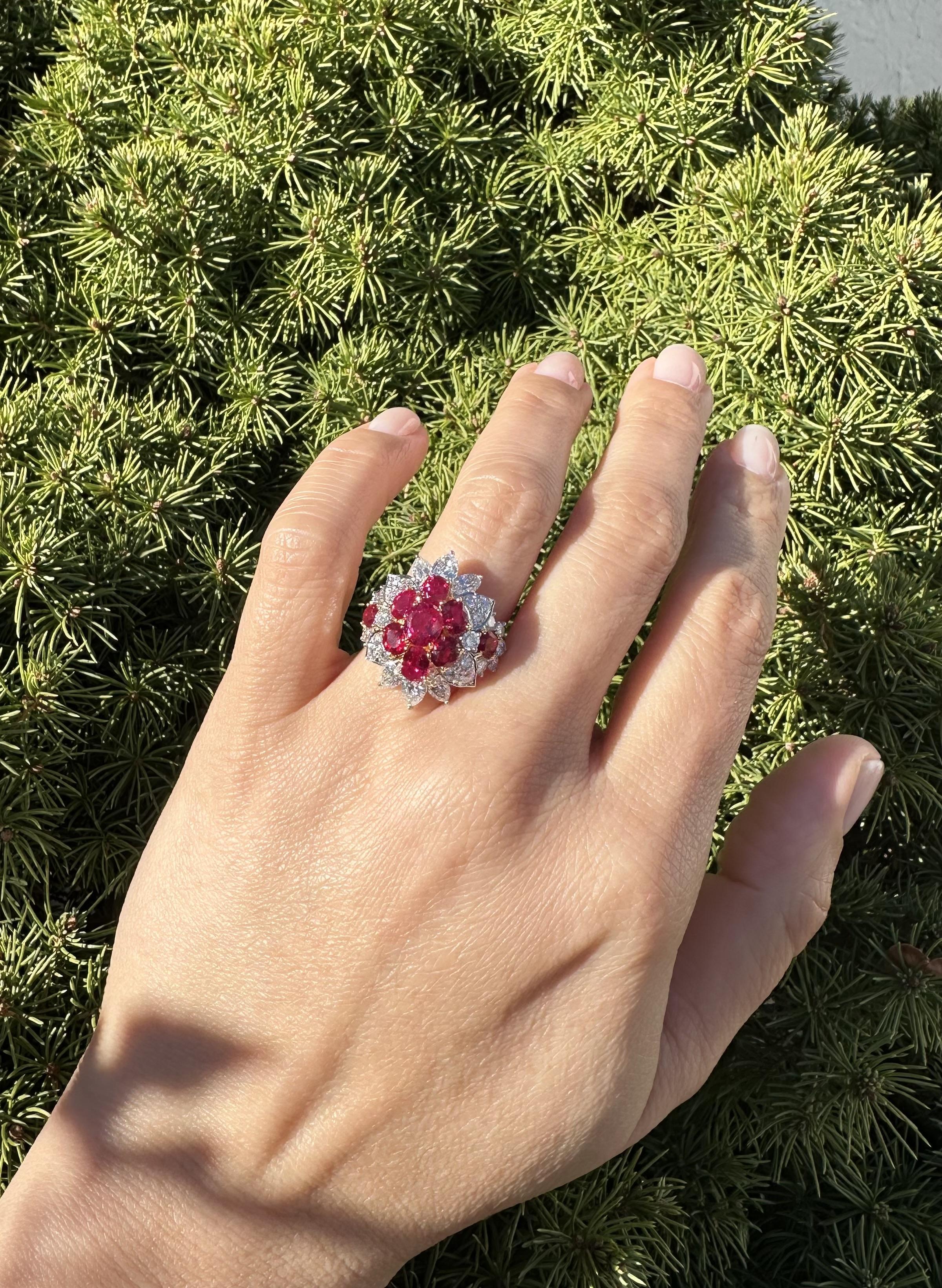 De las mujeres Anillo en racimo de oro de 18 quilates, platino y GIA de 7,18 quilates de rubí rojo vivo de Birmania y diamantes en venta