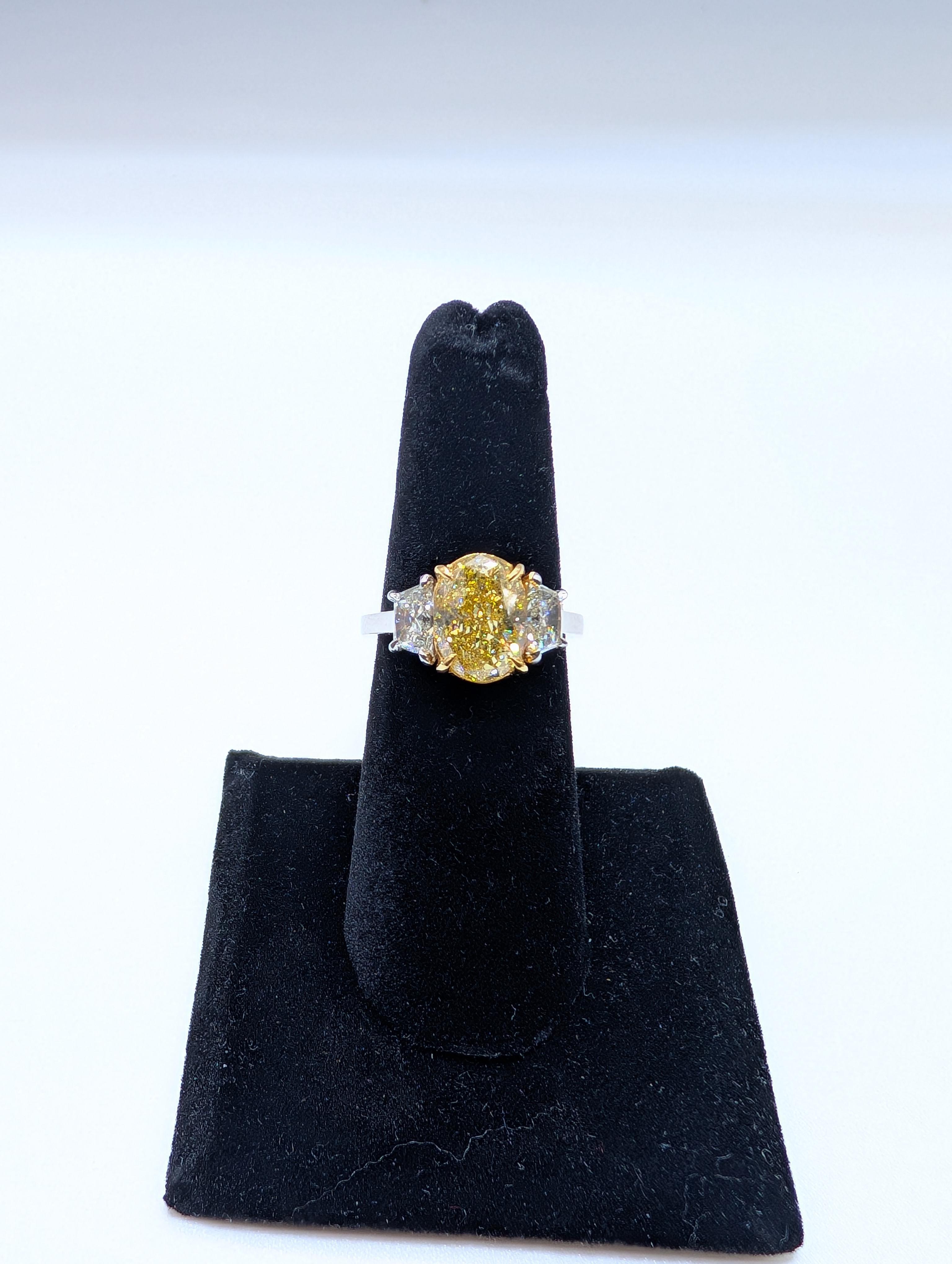 Bague de fiançailles en or 18 carats et platine certifiée GIA diamant jaune fantaisie naturel en vente 5