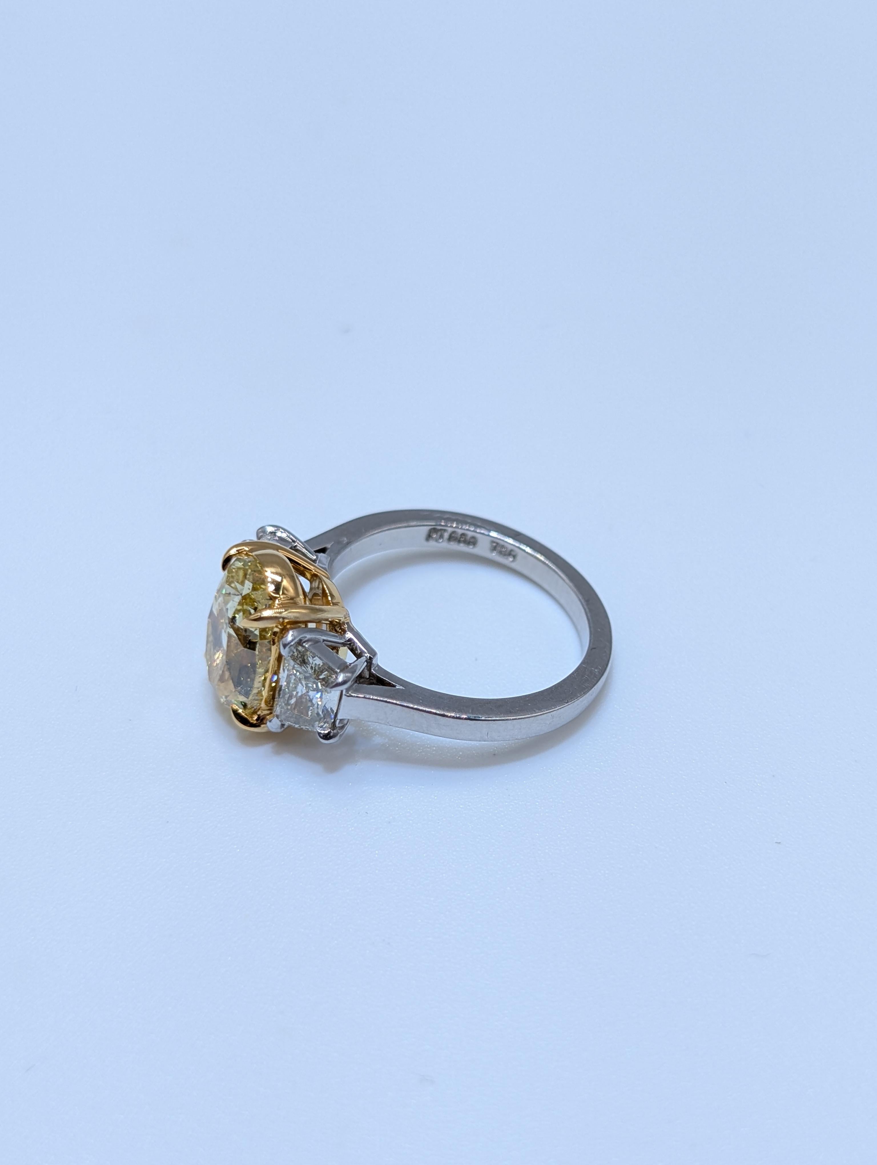 Taille ovale Bague de fiançailles en or 18 carats et platine certifiée GIA diamant jaune fantaisie naturel en vente