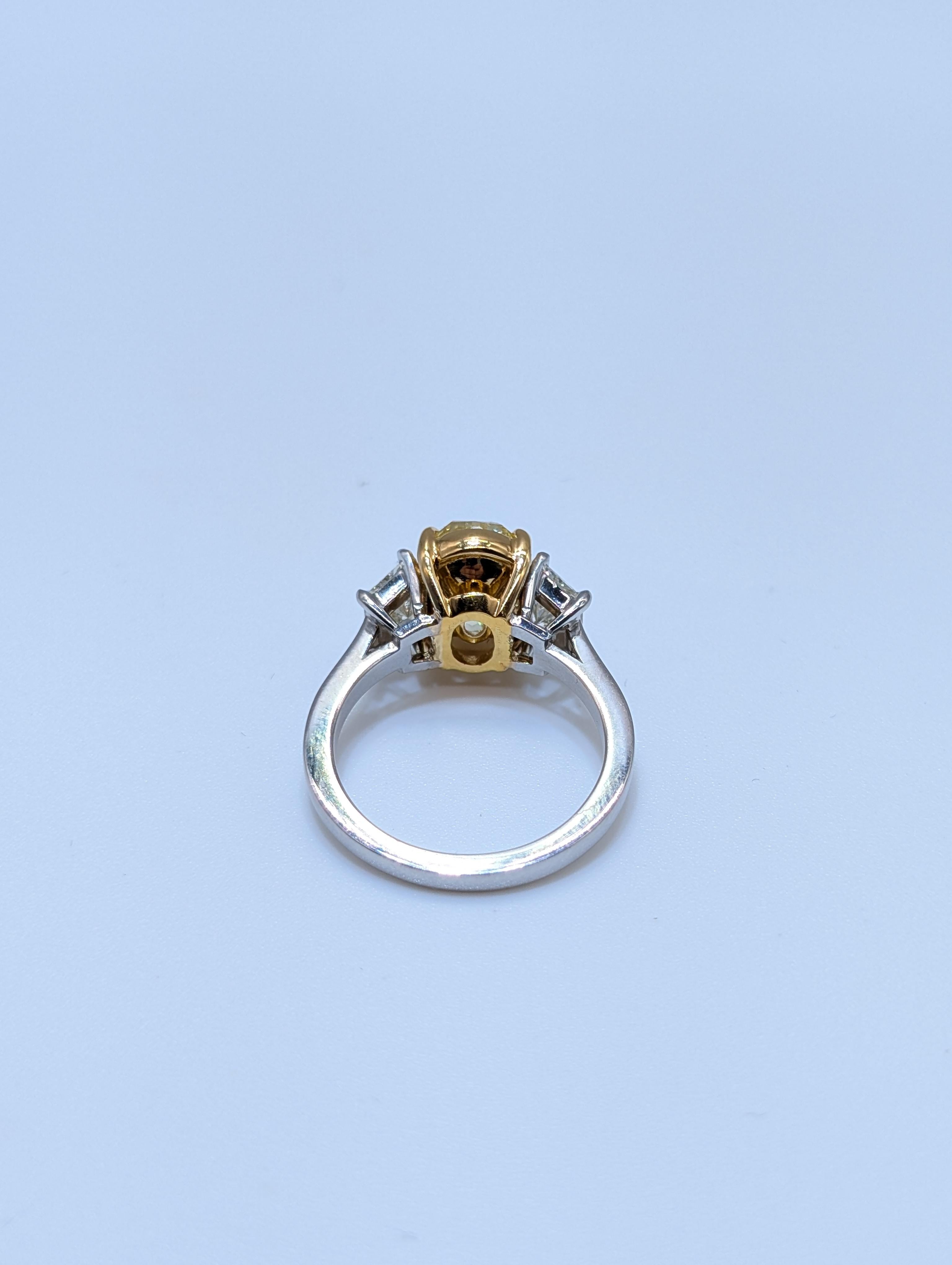 Bague de fiançailles en or 18 carats et platine certifiée GIA diamant jaune fantaisie naturel Neuf - En vente à New York, US