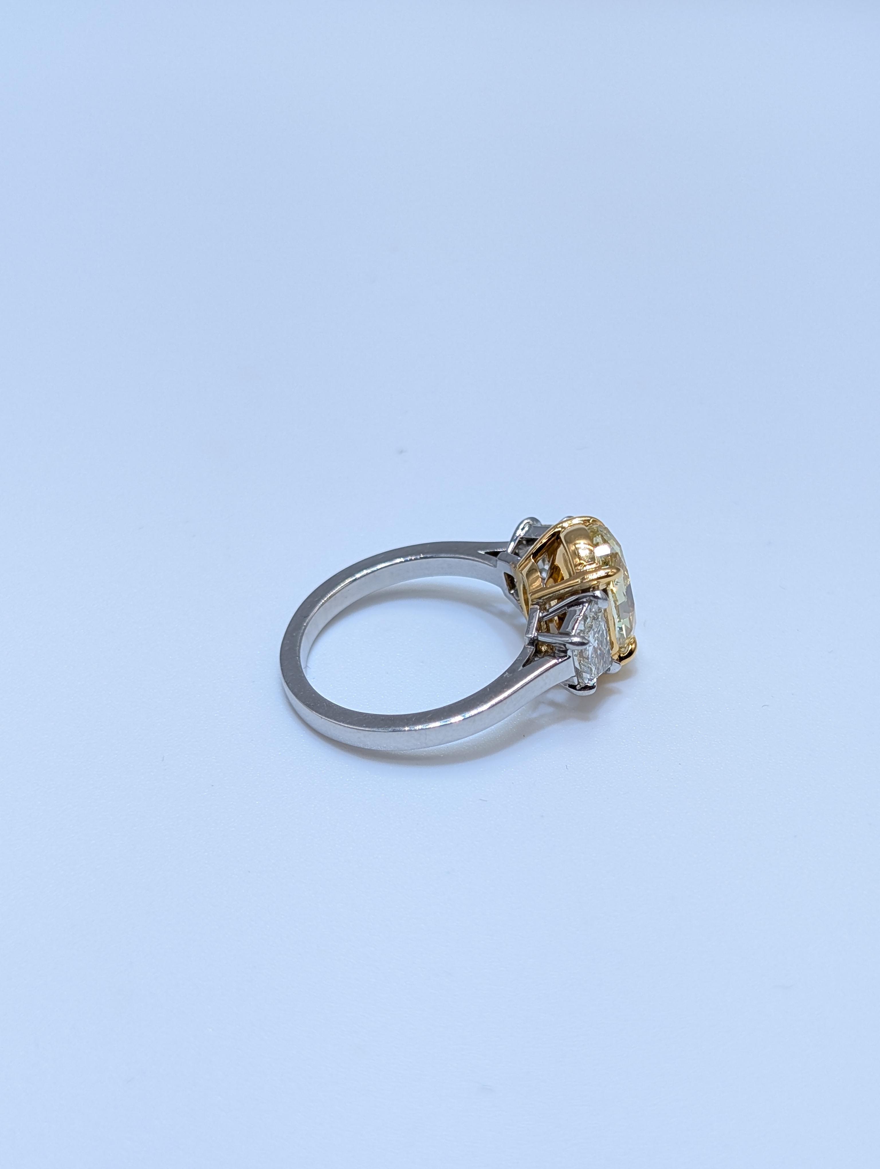 Bague de fiançailles en or 18 carats et platine certifiée GIA diamant jaune fantaisie naturel Pour femmes en vente