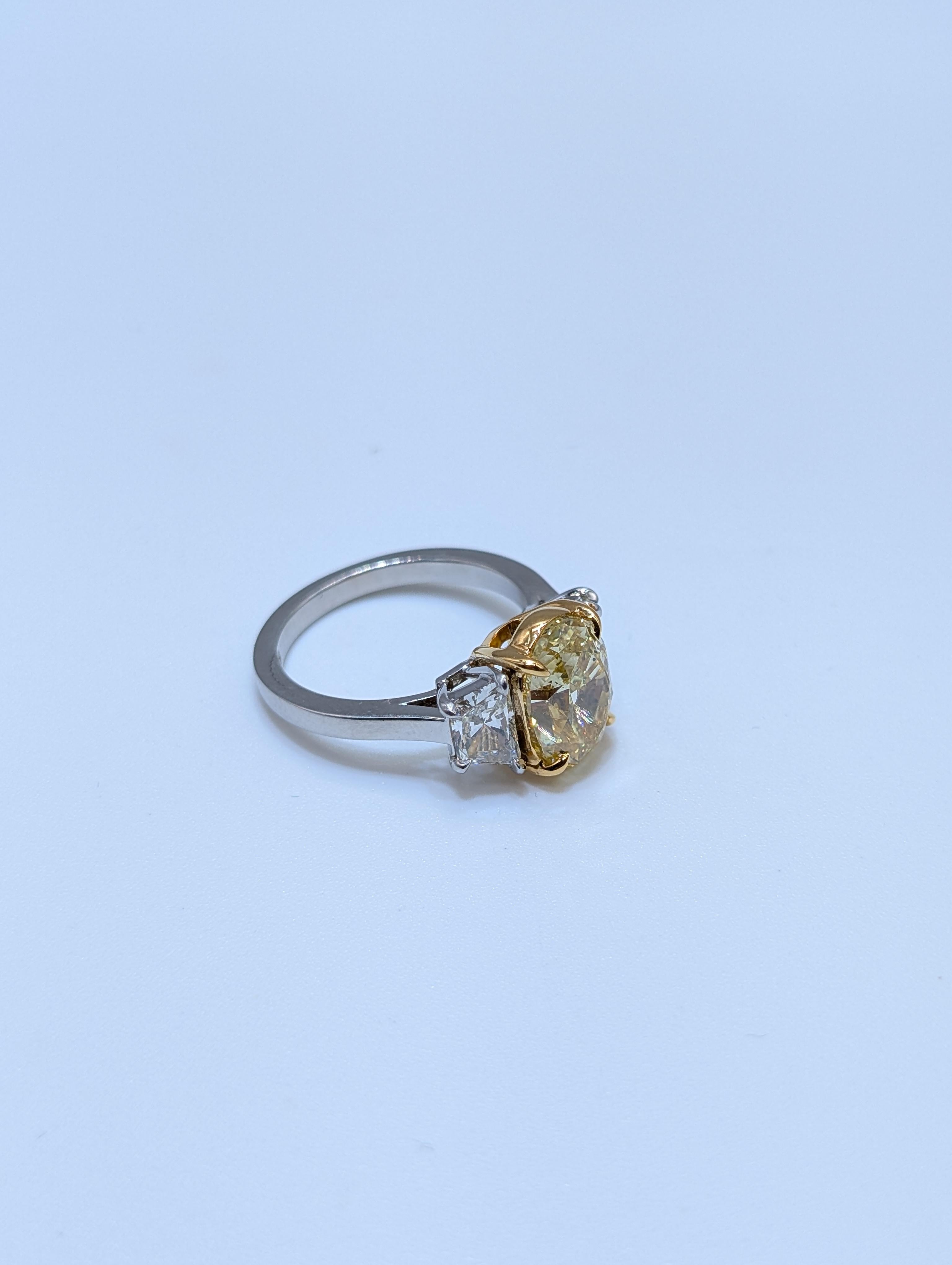 Bague de fiançailles en or 18 carats et platine certifiée GIA diamant jaune fantaisie naturel en vente 1