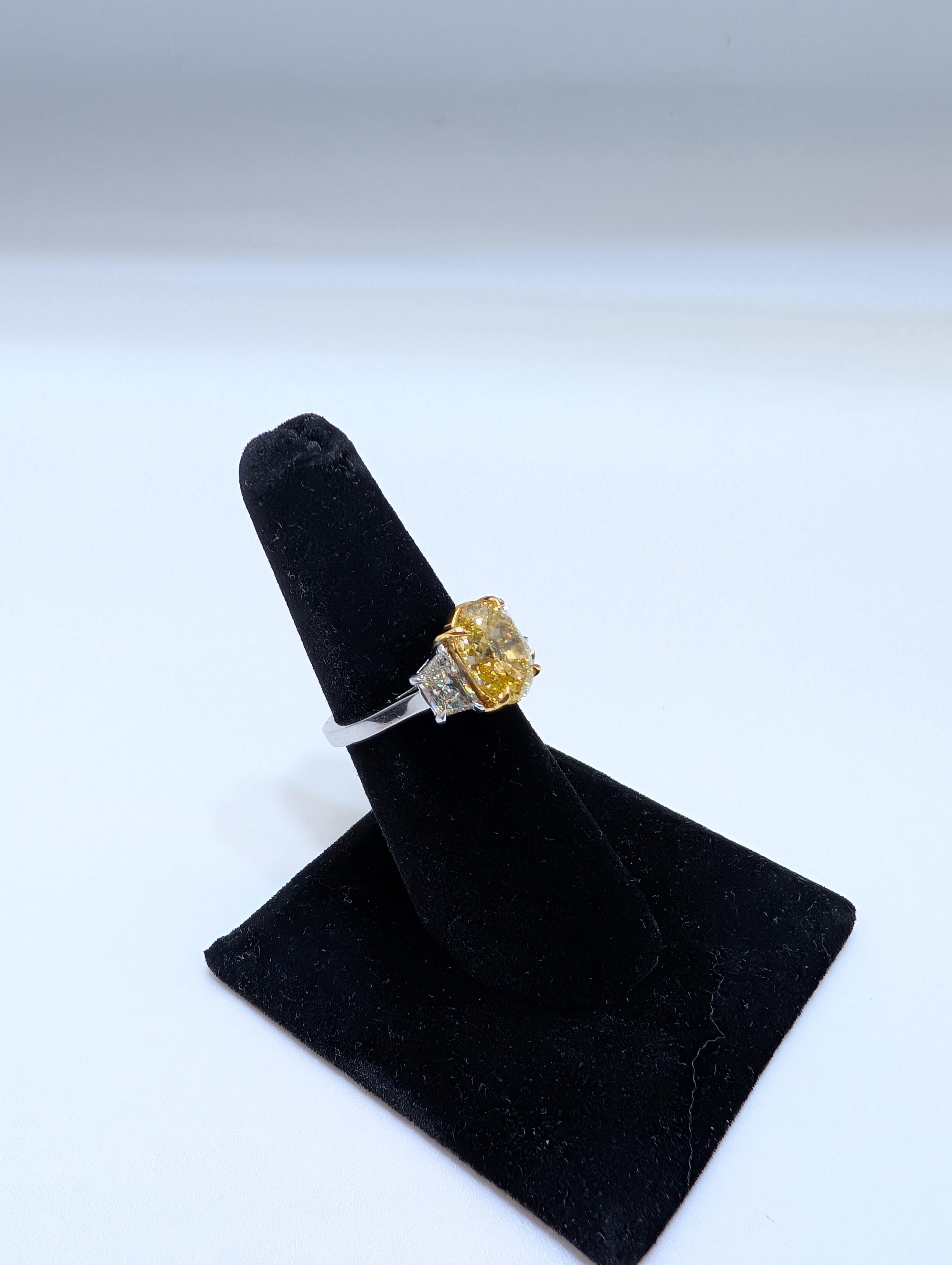Bague de fiançailles en or 18 carats et platine certifiée GIA diamant jaune fantaisie naturel en vente 2