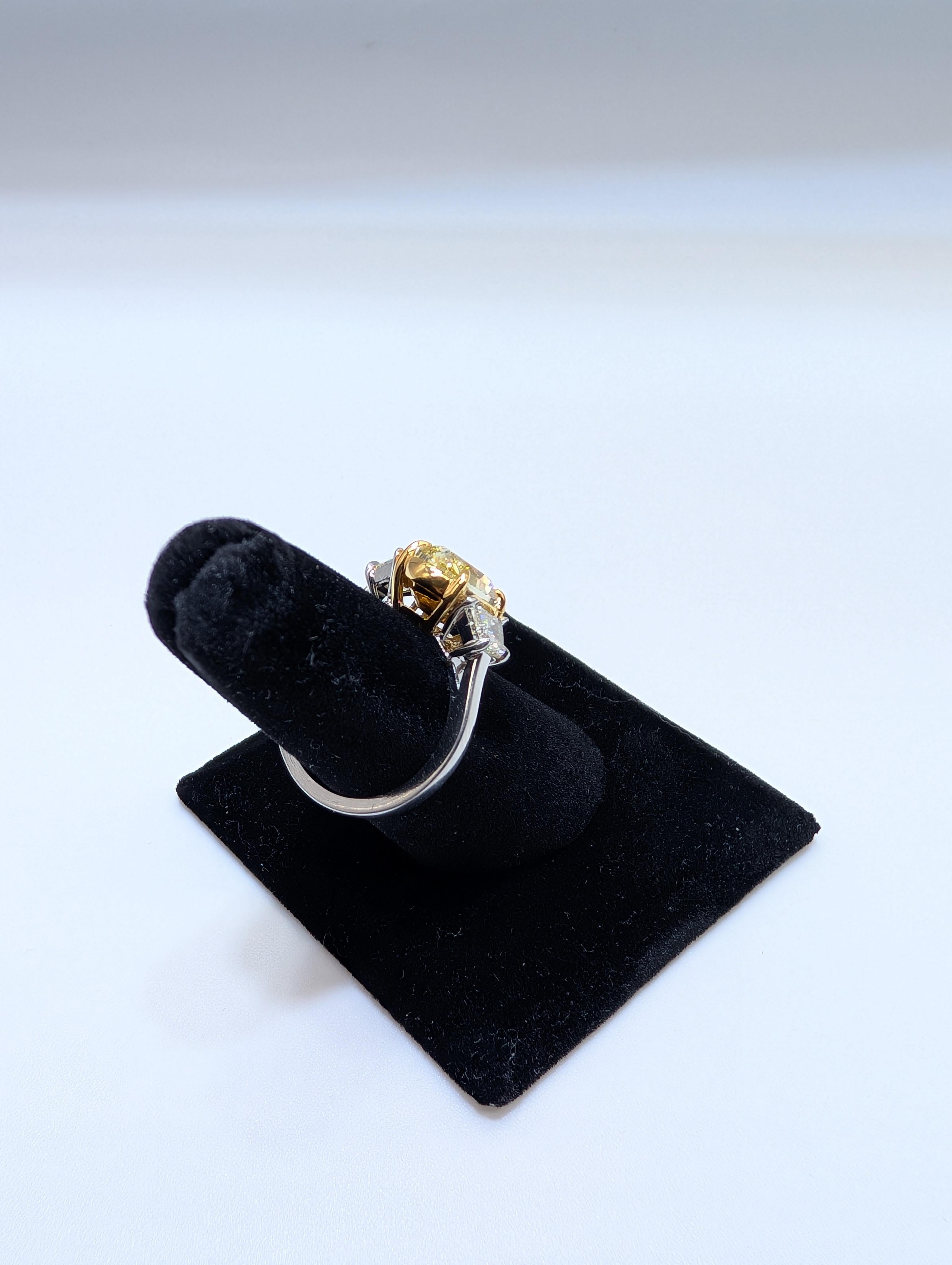 Bague de fiançailles en or 18 carats et platine certifiée GIA diamant jaune fantaisie naturel en vente 3
