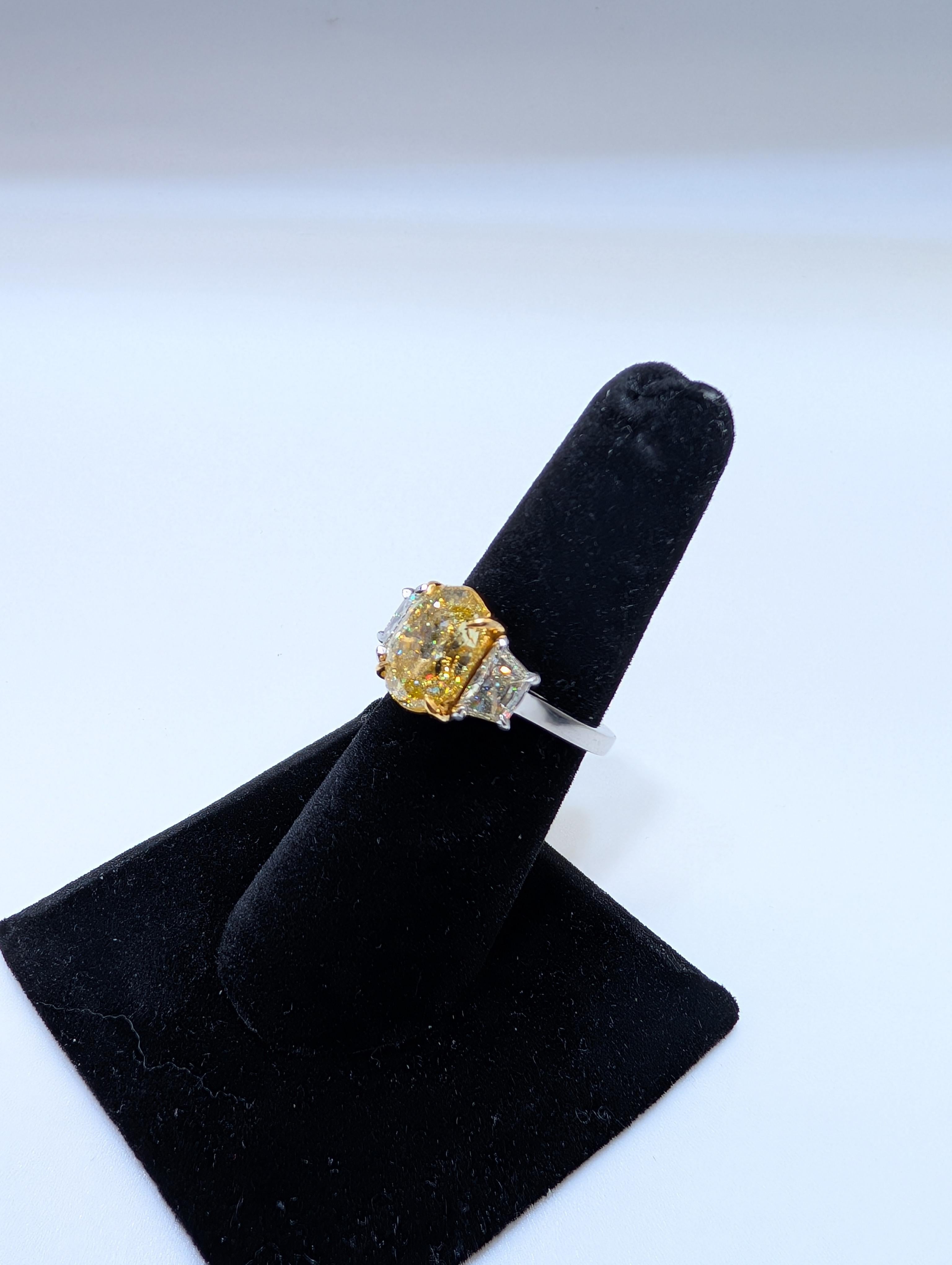 Bague de fiançailles en or 18 carats et platine certifiée GIA diamant jaune fantaisie naturel en vente 4