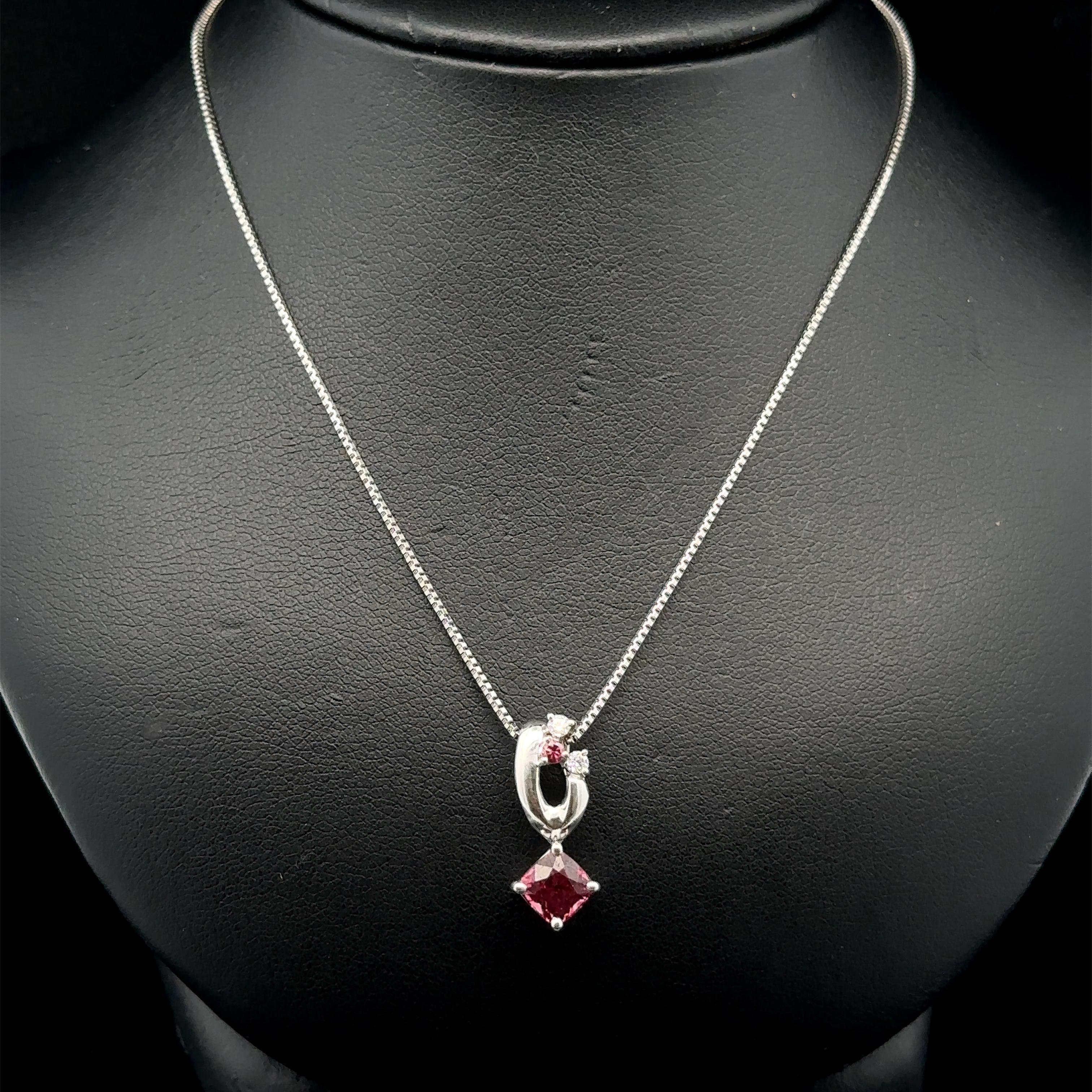 --Pietre: --
(1) Spinello naturale autentico - taglio brillante a cuscino - incastonato - colore rosa intenso - 1,22ct (esatto)
(3) Diamante naturale autentico - Taglio rotondo Brilliante - Incastonato - 2 Whiting e 1 Fancy Pink Color - .0.09ct
