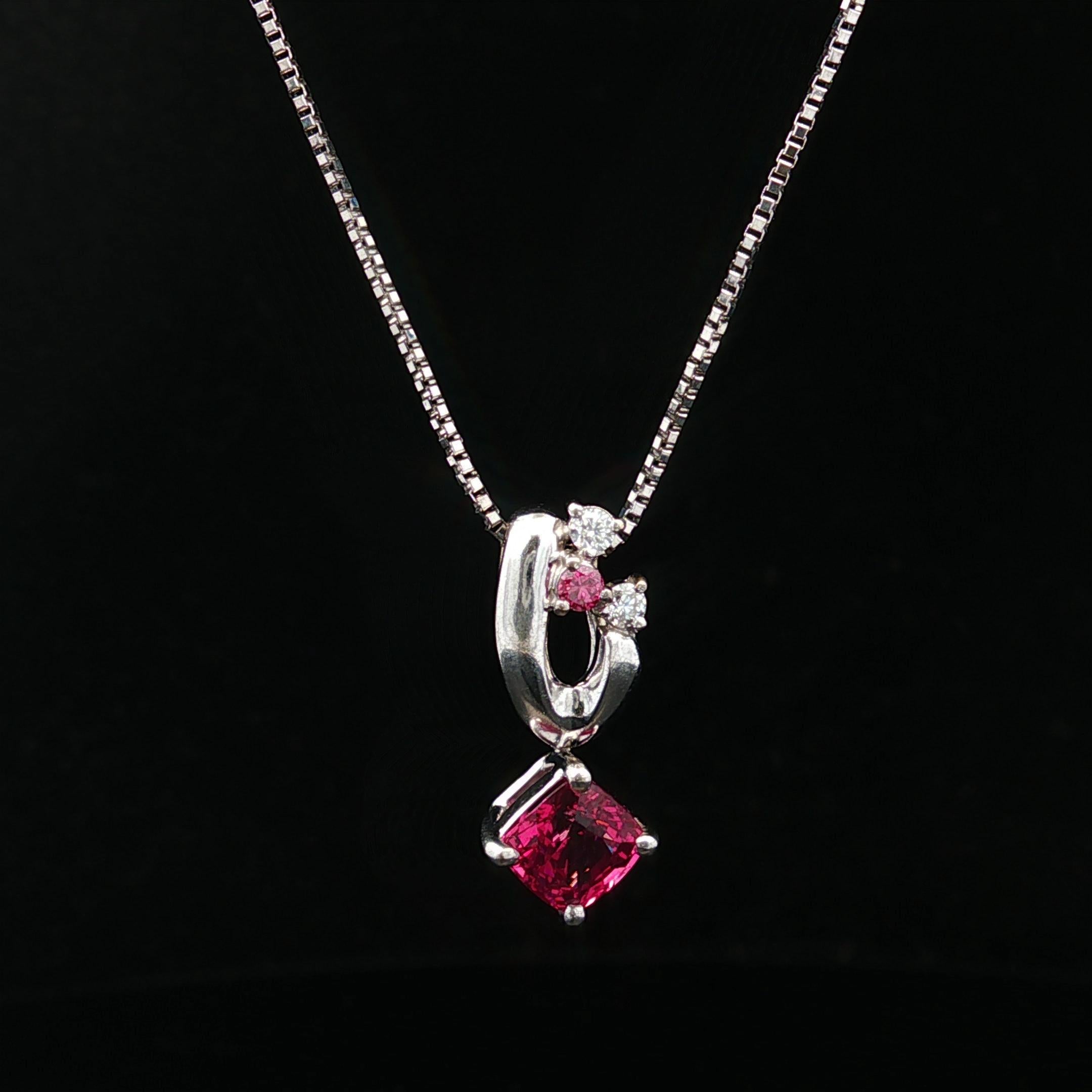 Taglio brillante Collana con catena regolabile in oro 18 carati e platino con diamante e spinello rosa in vendita