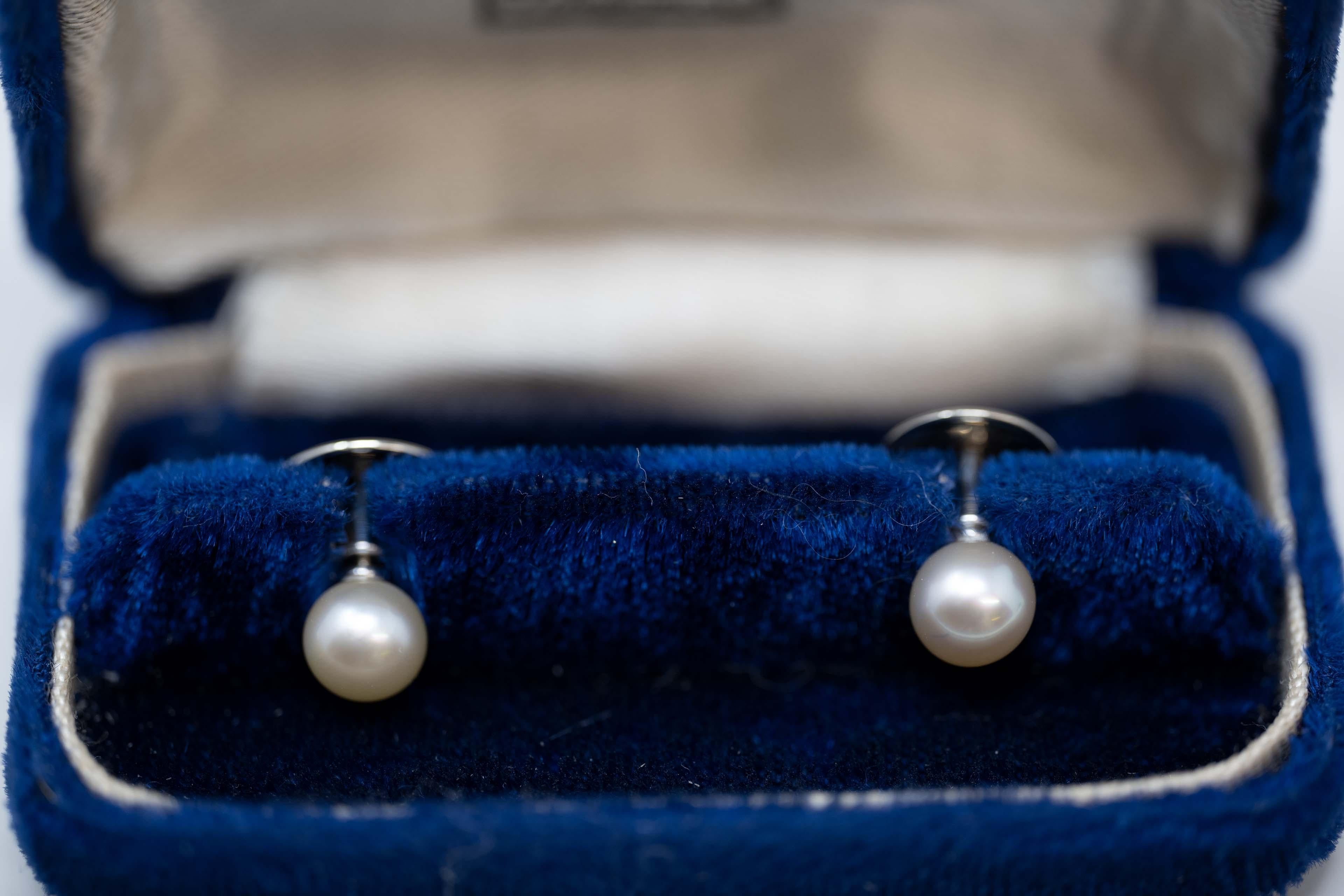 18k gold and platinum stud pearl earrings by Gabriel Lucas, Montreal circa 1970. Pearl measures 6.5mm, stamped 18kplat. Lucas. Comes in the original box, good condition Made in Canada.