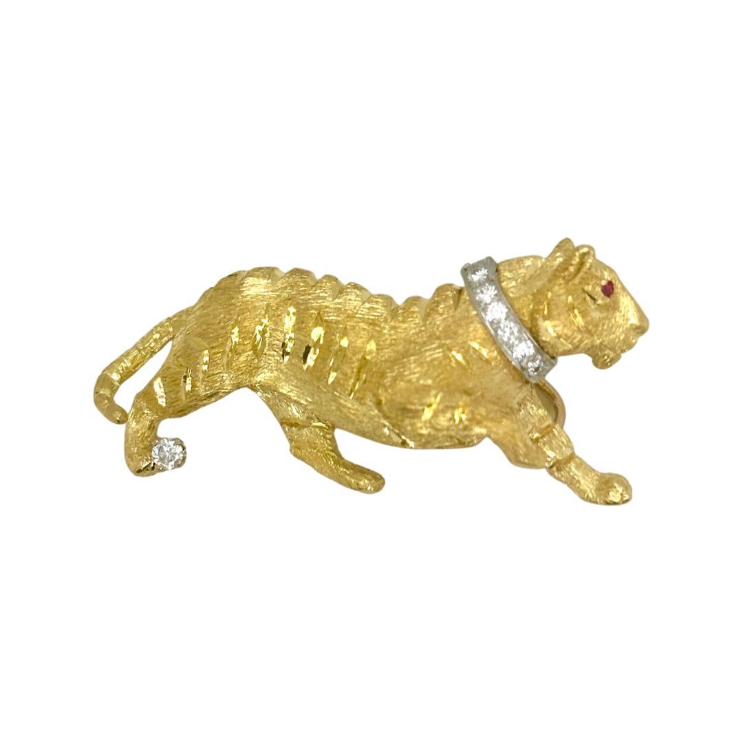 Taille ronde Collier pendentif broche tigre en or 18 carats et platine avec rubis en vente