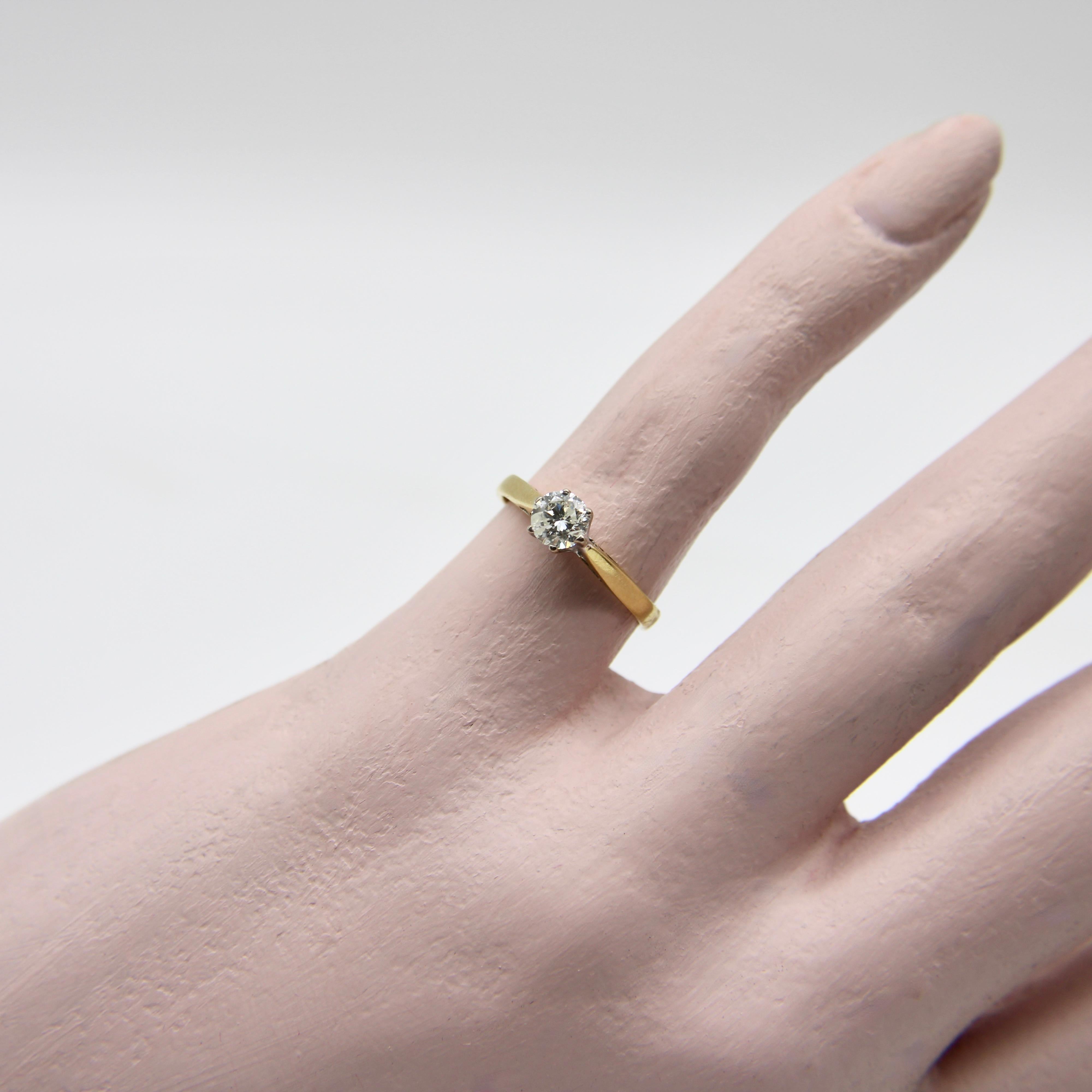 18K Gold & Platinum Vintage Solitaire Diamond Ring For Sale 3