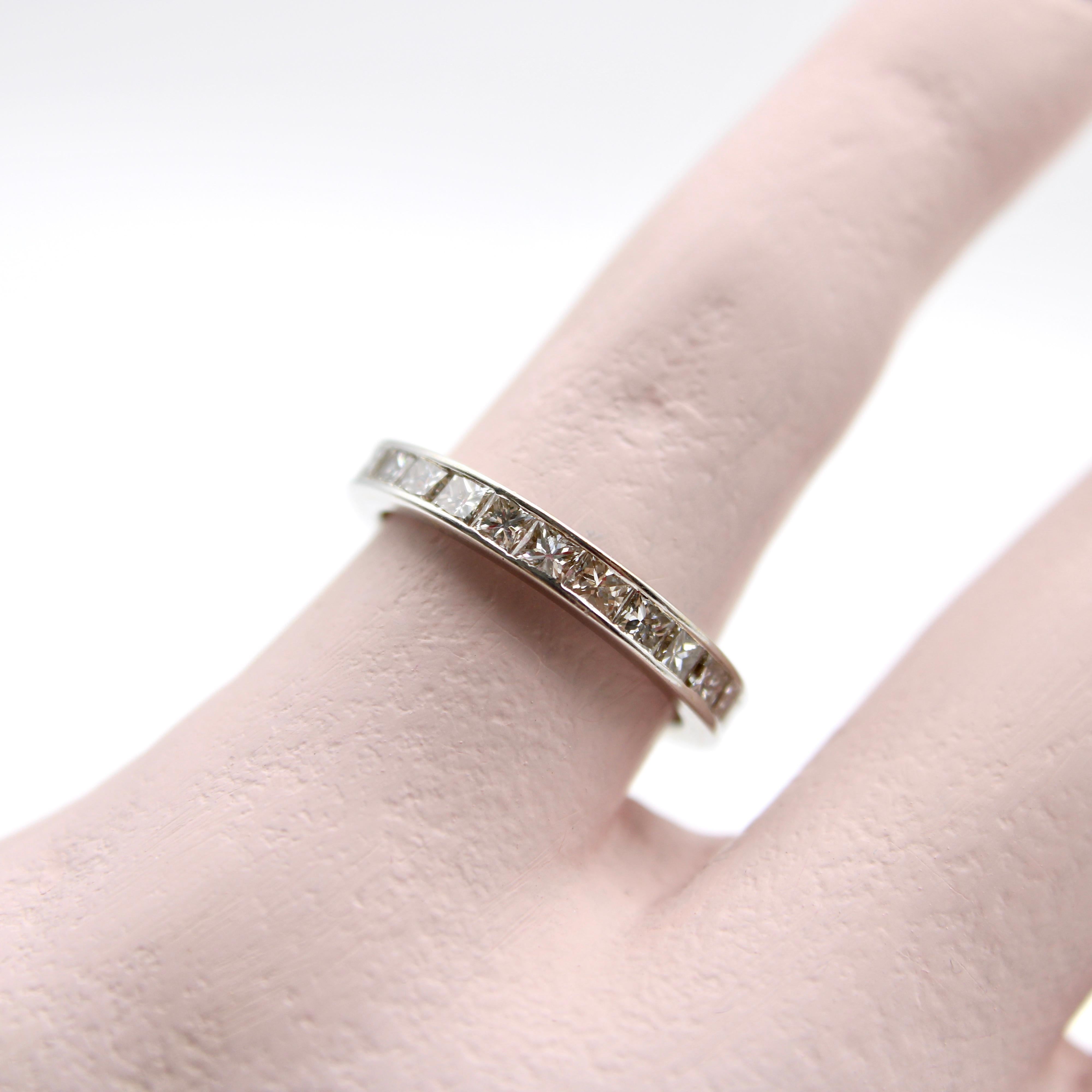 18 Karat Gold Eternity-Ring mit Diamant im Prinzessinnenschliff (Carréschliff) im Angebot
