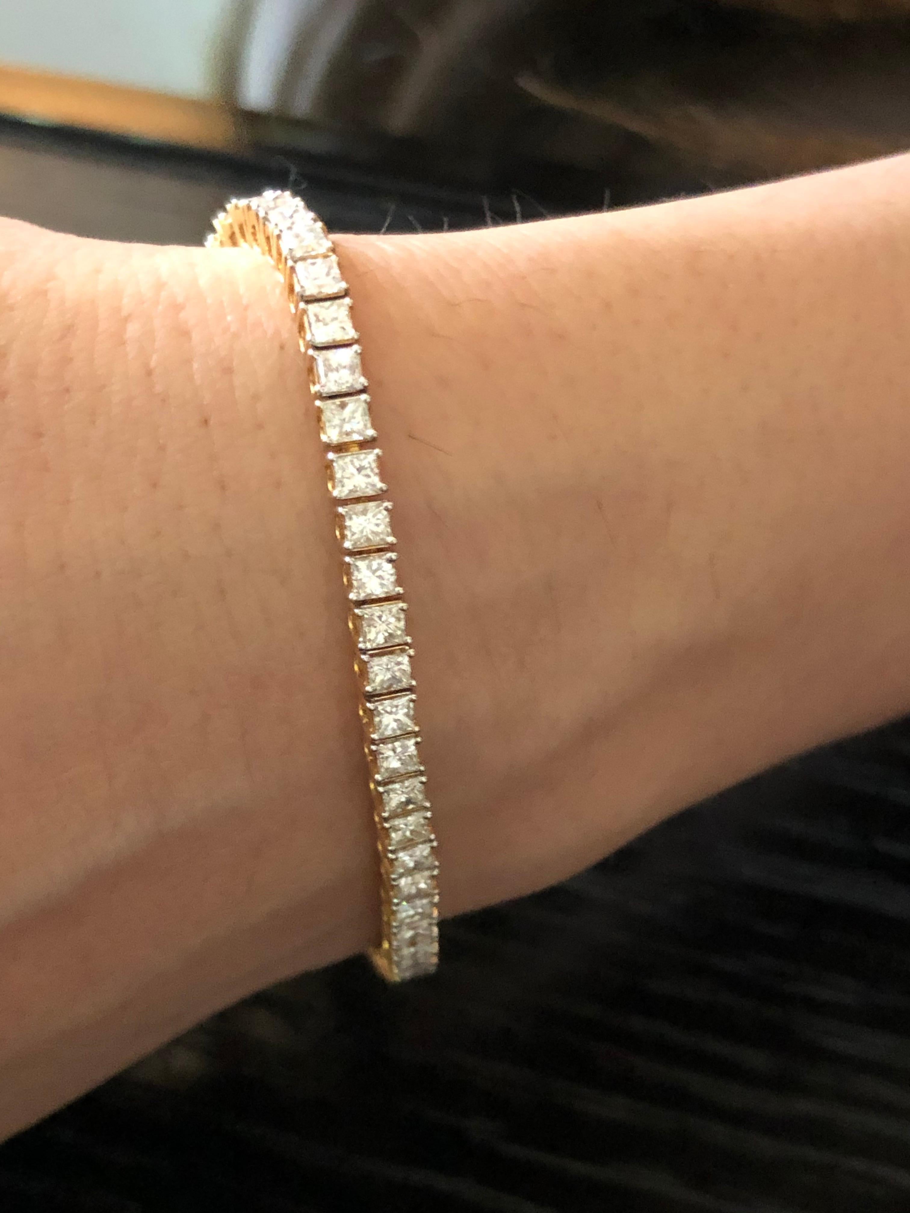 Diamond: 4.84 carats
Gold: 9.862 grams 18k
.075 cents average size 
Colour HI
Clarity VS
Note: This bracelet can be altered according to your wrist size 

A classic bracelet for everyday use that completes your whole look