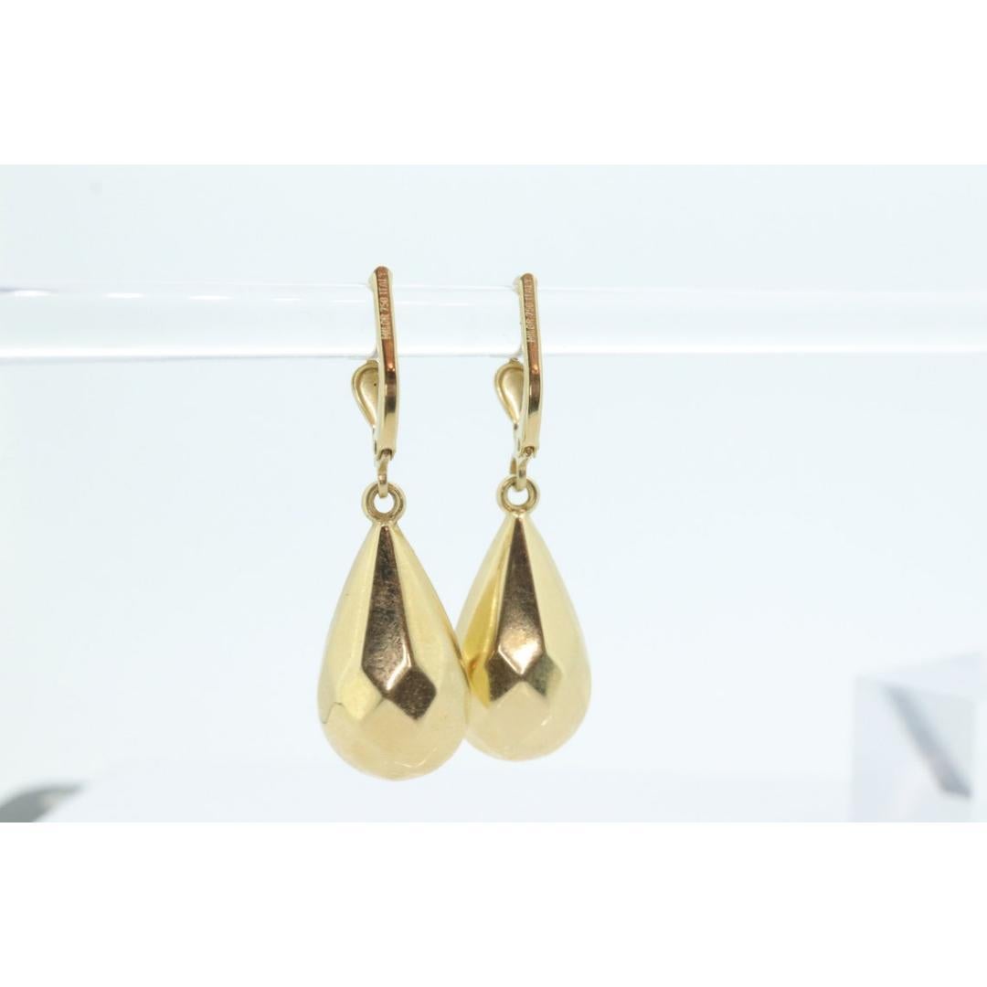 Vintage from the 1990s
Materials: Gold
Location: Earlobe
Closure: Lever back

Style: Mid-century


Stylish modern era estate 18k yellow gold Dangle earrings! These fabulous statement earrings are hollow inside, and secure with latch back closures. A