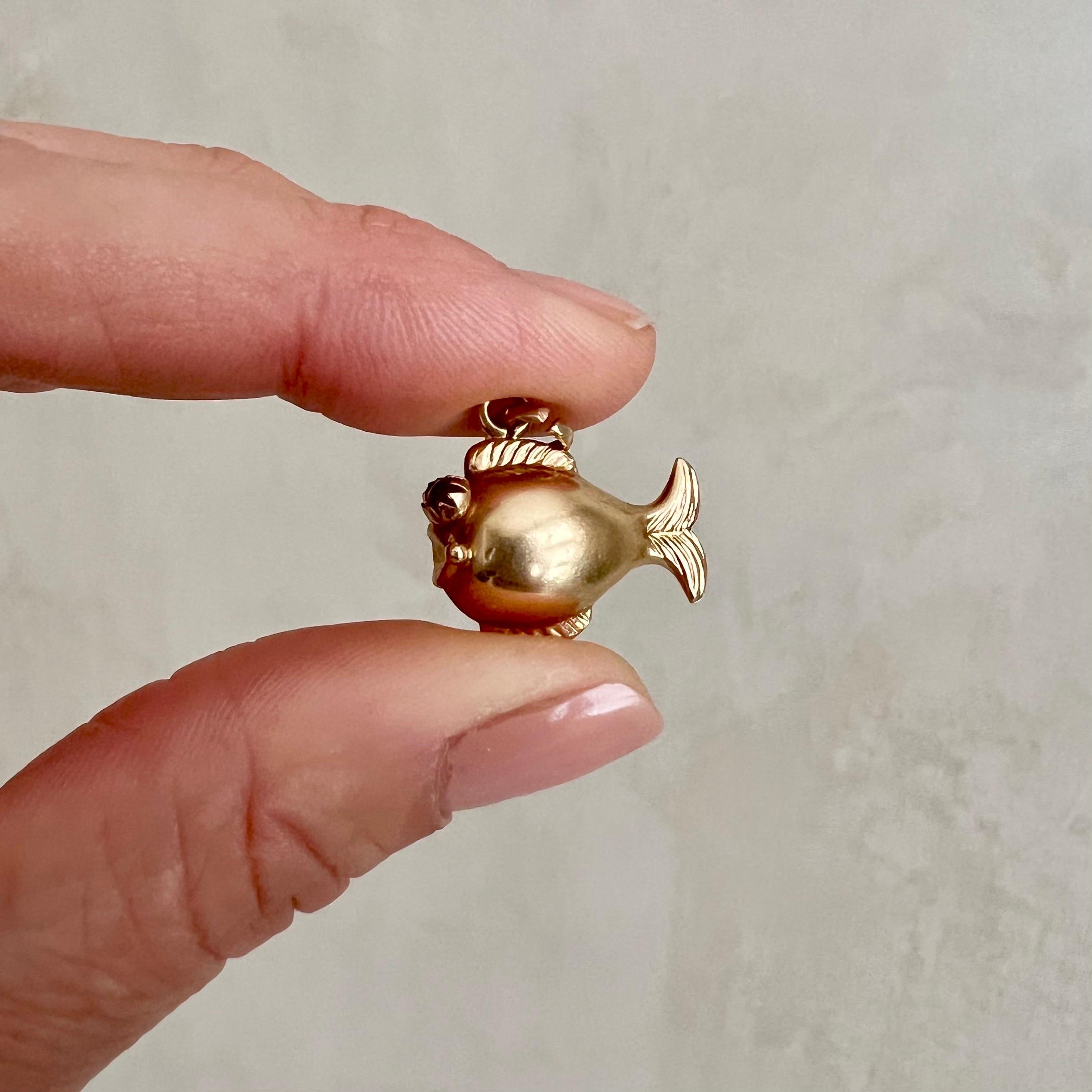 18K Gold Puffer Blow Fish Charm Pendant In Good Condition In Rotterdam, NL