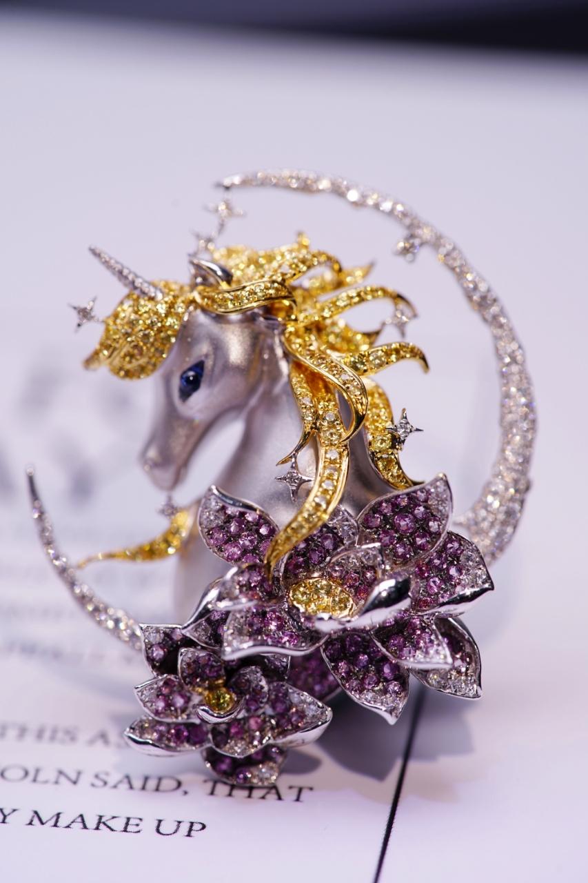18K Gold Purple Sapphire & Diamond  'Unicorn & Moon' Brooch/Pendant

135 Diamonds - 0.6170 CT
208 Purple/Yellow Sapphires - 1.416 CT
18K White Gold - 18.56 GM

Unicorn & Moon
Sapphires & Diamonds 

This exquisite brooch is a true testament to the