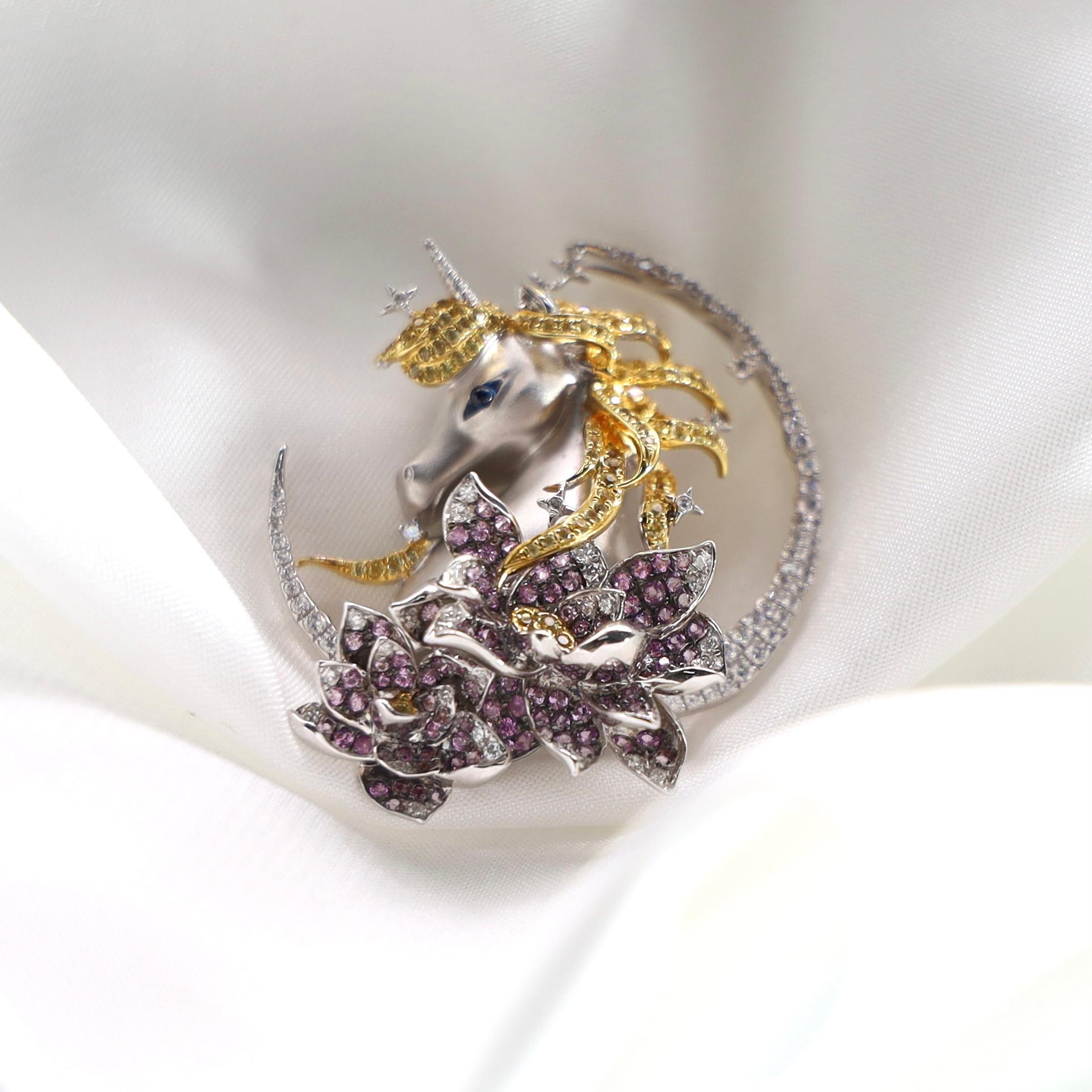 Zafiro púrpura y diamante de oro de 18 quilates  Colgante Broche 'Unicornio y Luna Moderno en venta