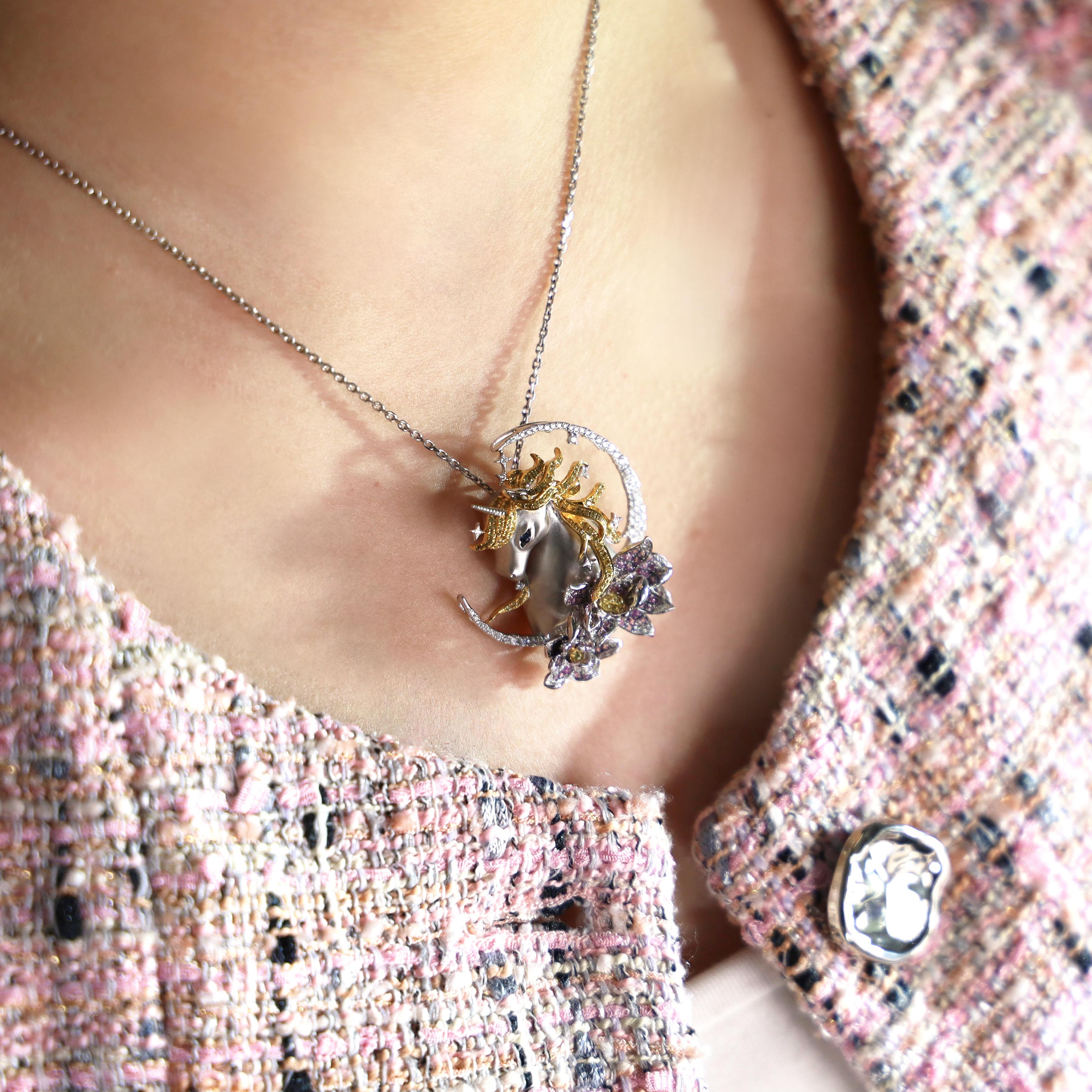 Femenino o masculino Zafiro púrpura y diamante de oro de 18 quilates  Colgante Broche 'Unicornio y Luna en venta