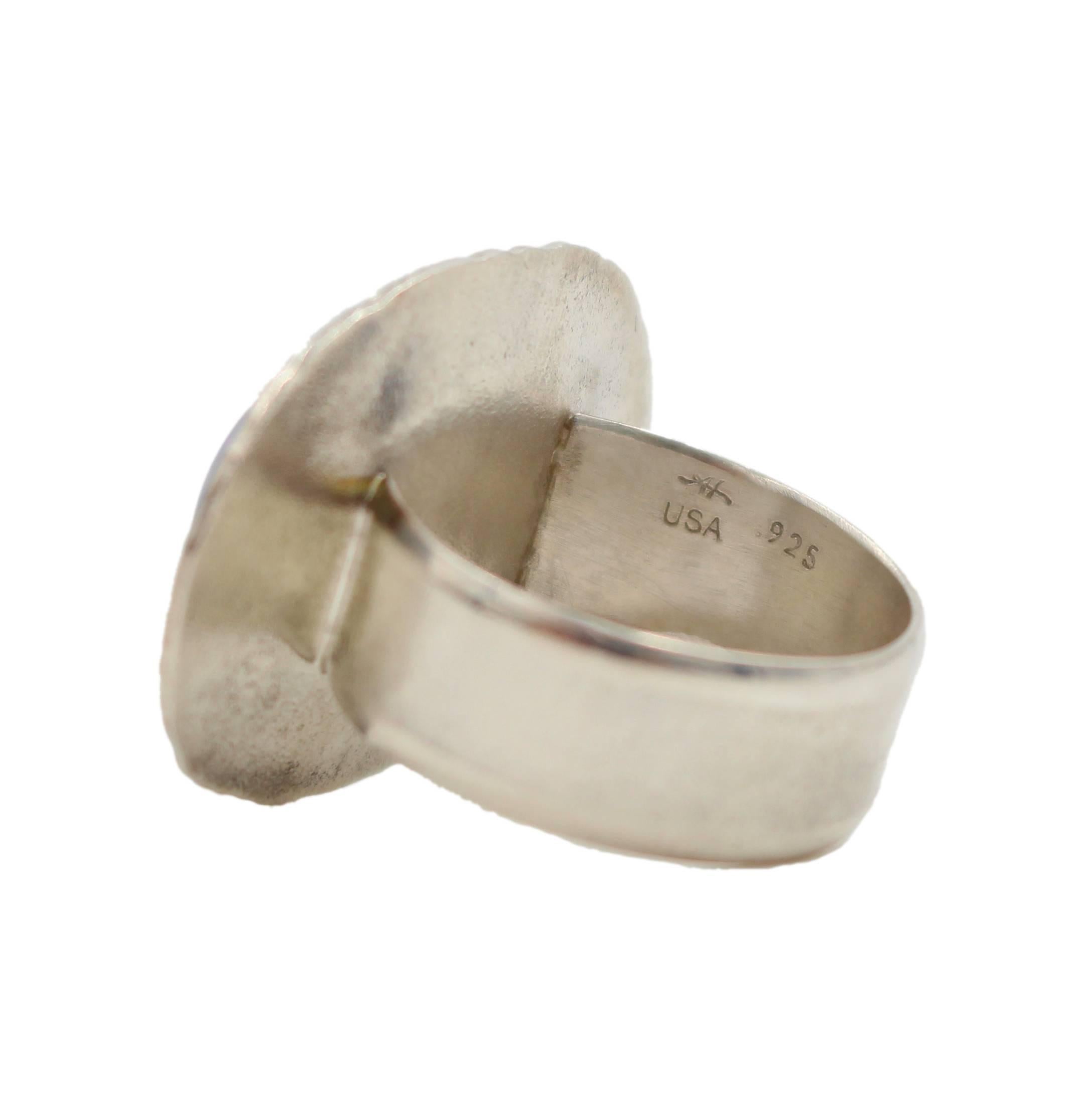 Contemporary 18k Gold Radiant Ring For Sale