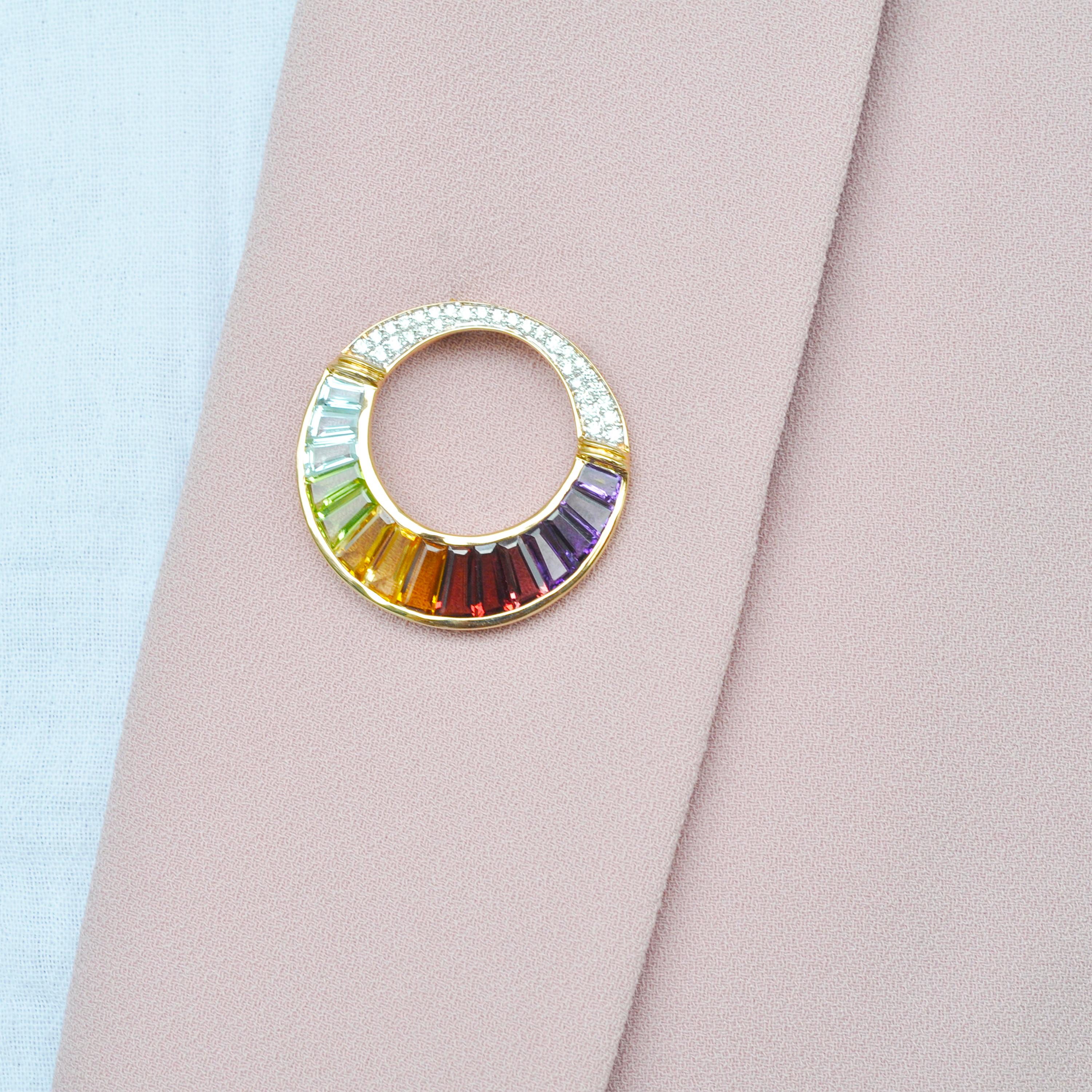 Collier pendentif broche circulaire en or 18 carats avec pierres précieuses arc-en-ciel et diamants baguettes en vente 9