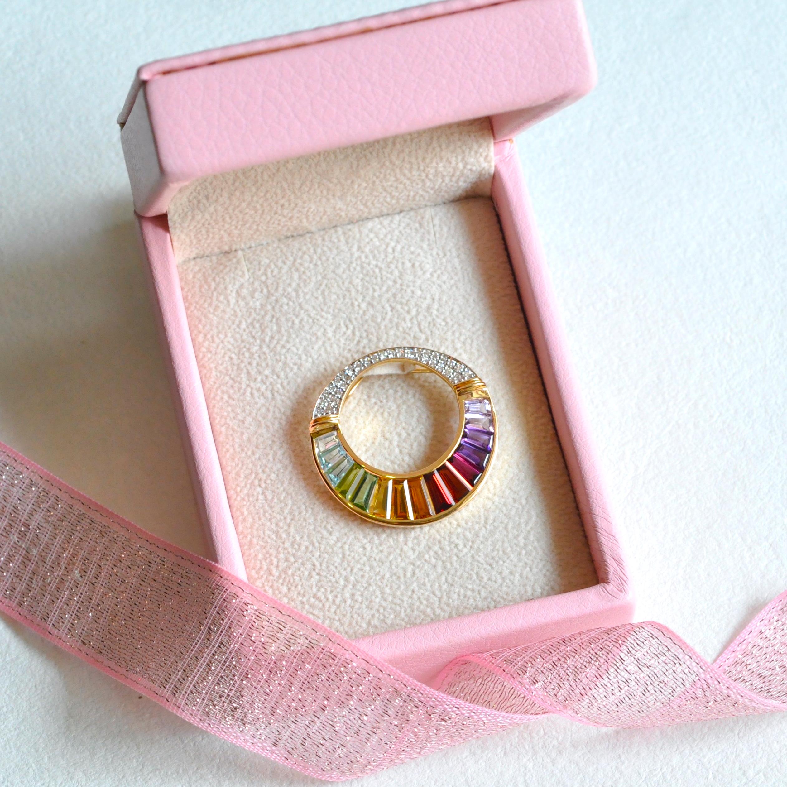 Collier pendentif broche circulaire en or 18 carats avec pierres précieuses arc-en-ciel et diamants baguettes en vente 7