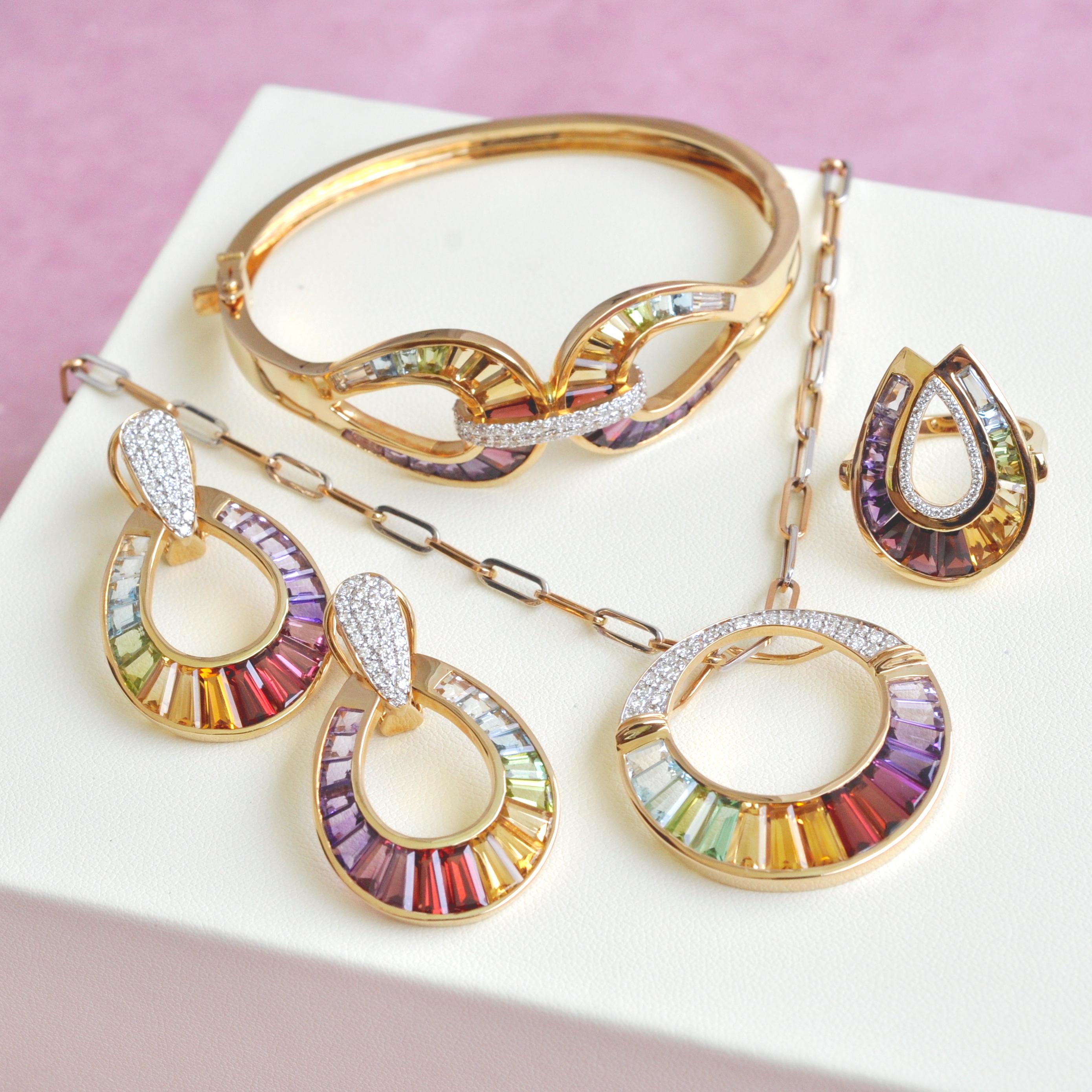 Collier pendentif broche circulaire en or 18 carats avec pierres précieuses arc-en-ciel et diamants baguettes en vente 8